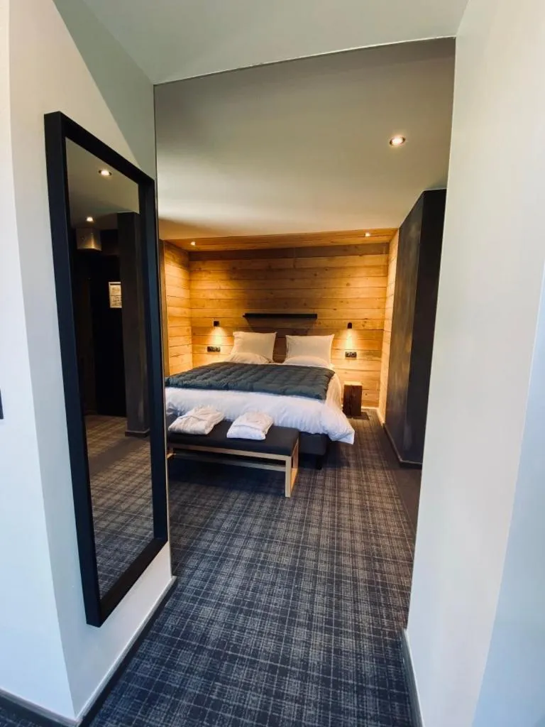 Bedroom, Bed in Hôtel 16 | 150 Montagne & Spa Nuxe