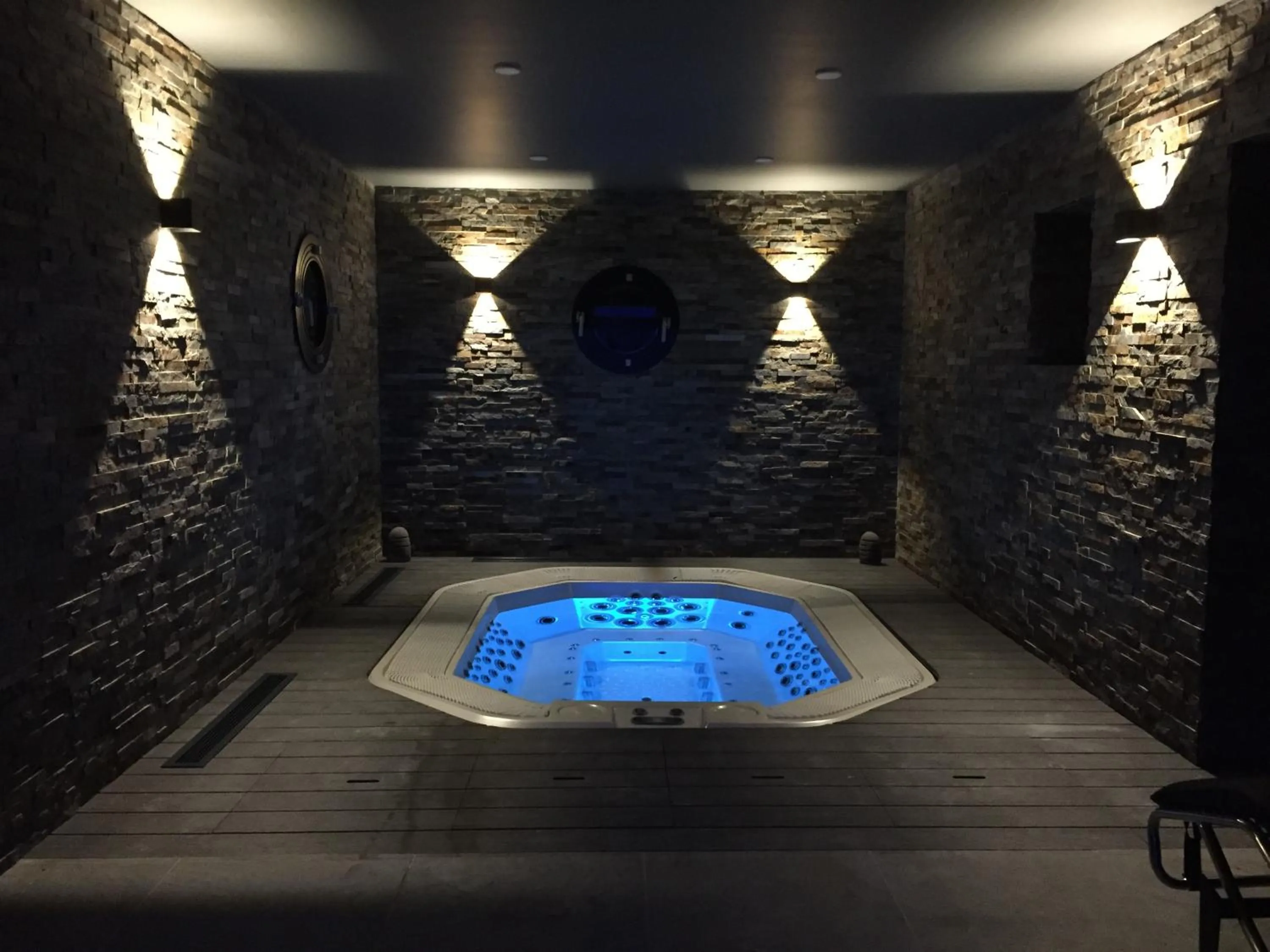 Hot Tub in Hôtel 16 | 150 Montagne & Spa Nuxe