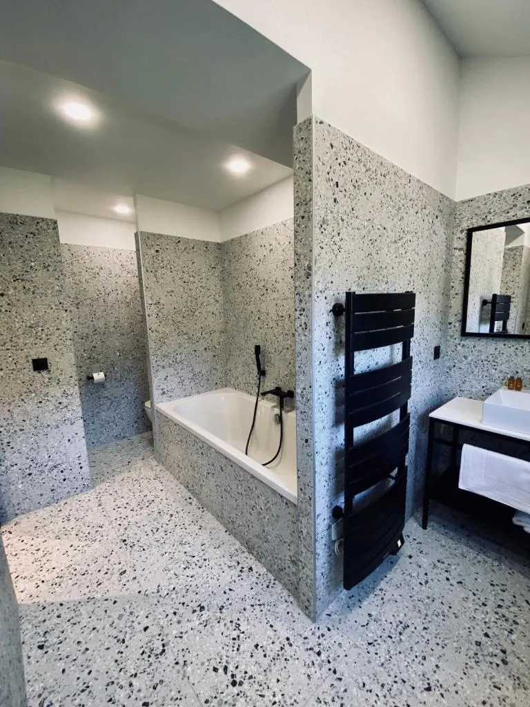 Bathroom, Bed in Hôtel 16 | 150 Montagne & Spa Nuxe