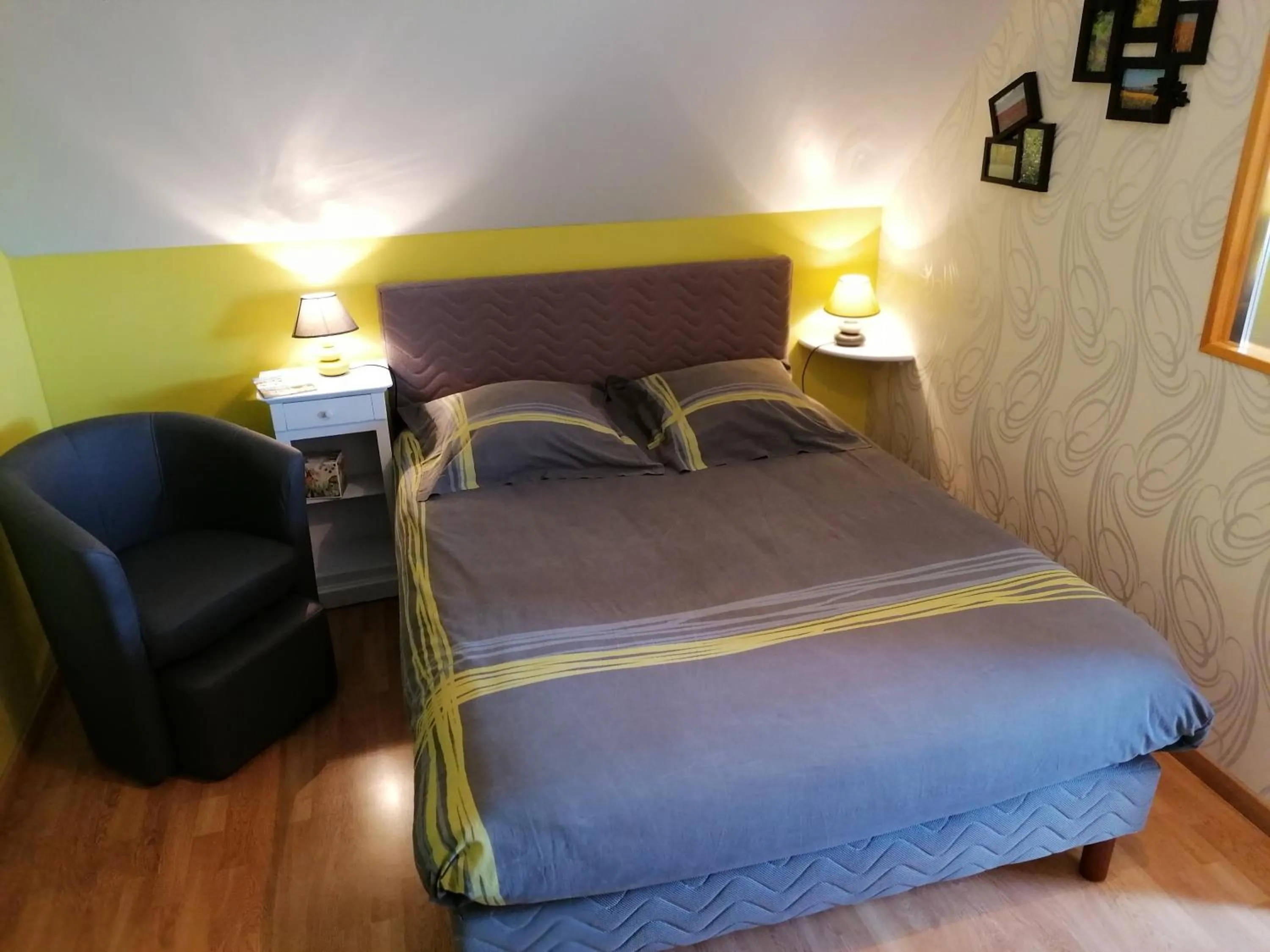 Photo of the whole room, Bed in Chambre D'hotes Le Clos Fleuri