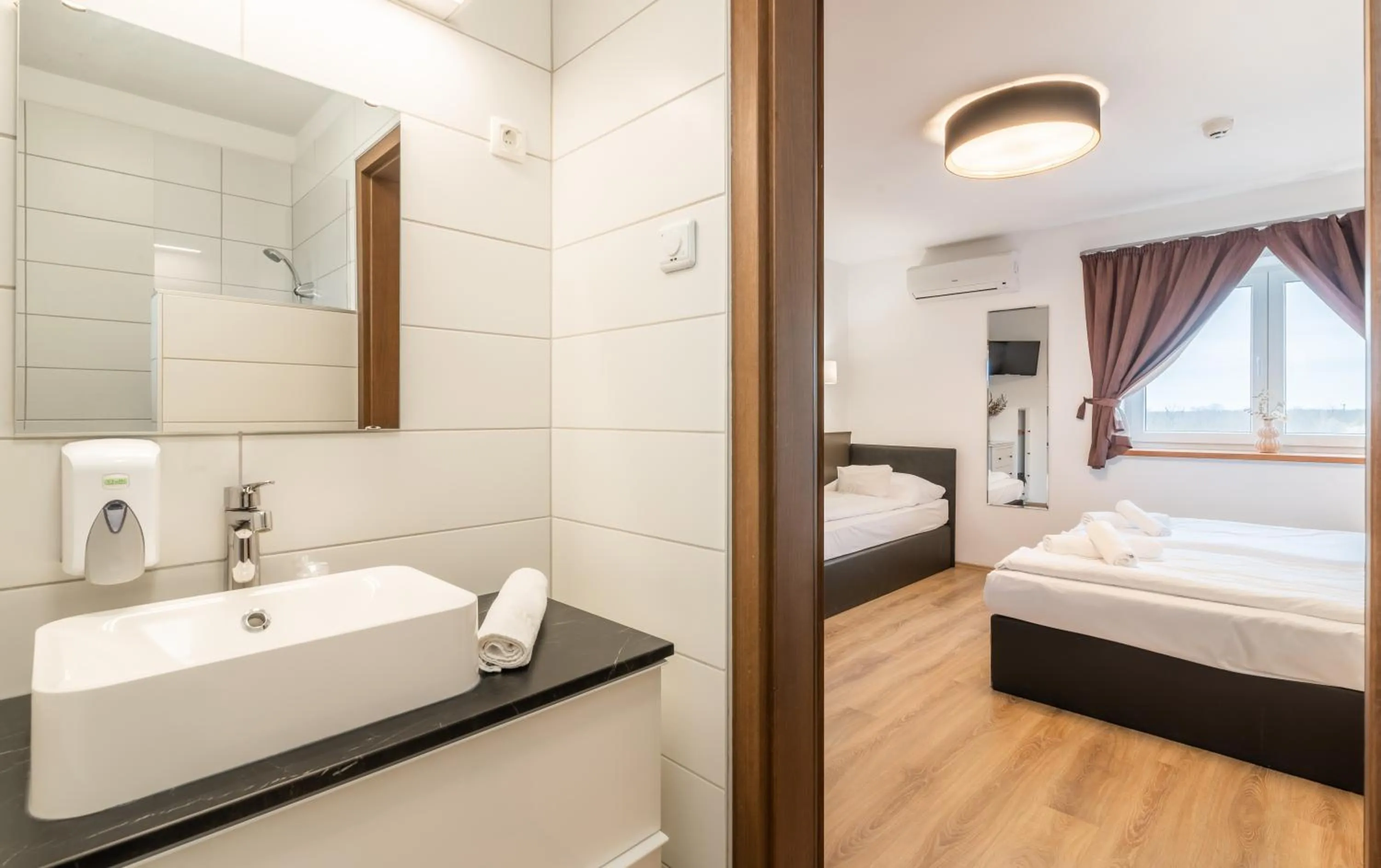 Bathroom, Bed in 171 Hotel Hegyeshalom