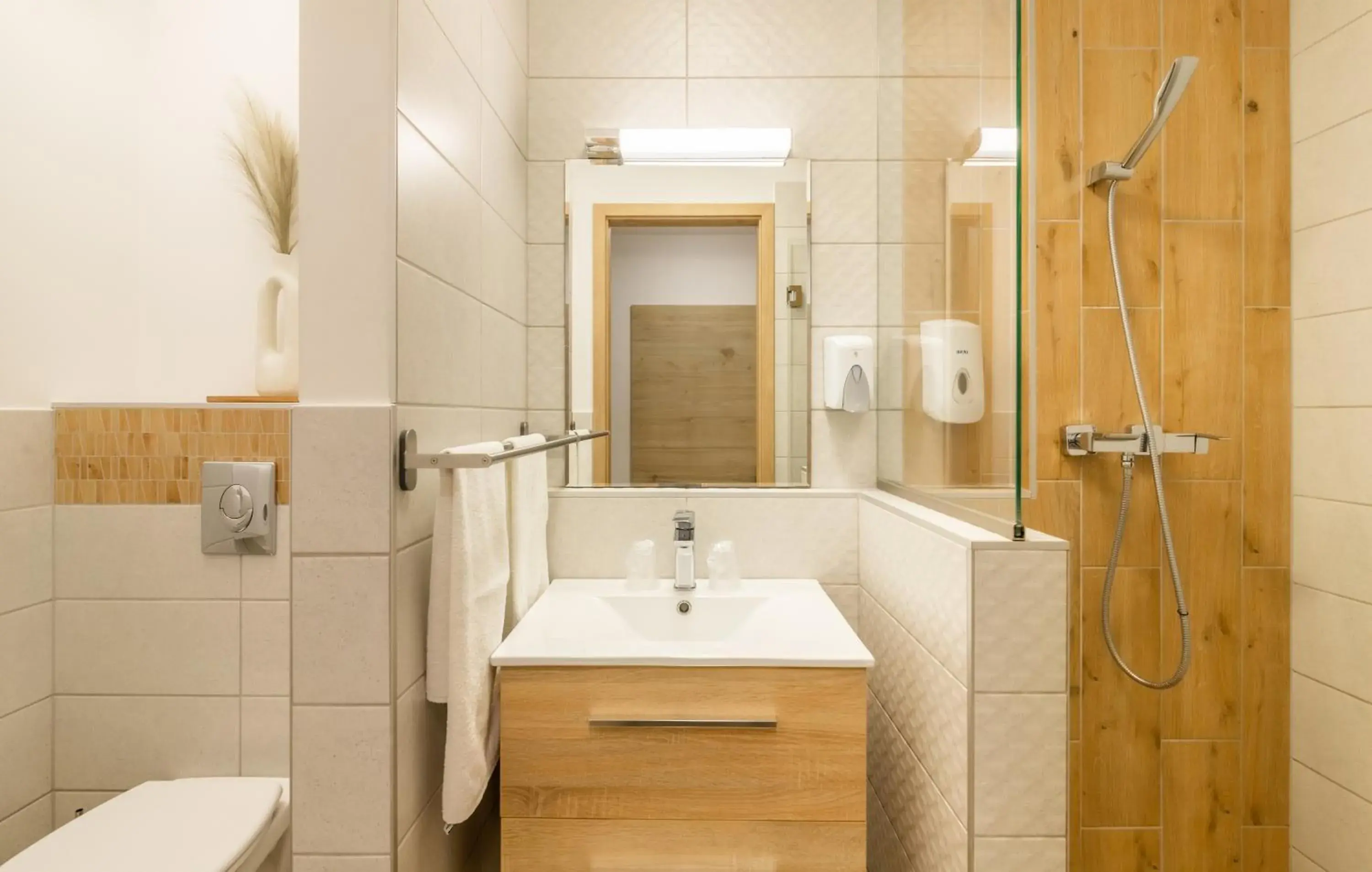 Standard Twin Room Ground Floor in 171 Hotel Hegyeshalom Standard Twin Room Ground Floor in 171 Hotel Hegyeshalom