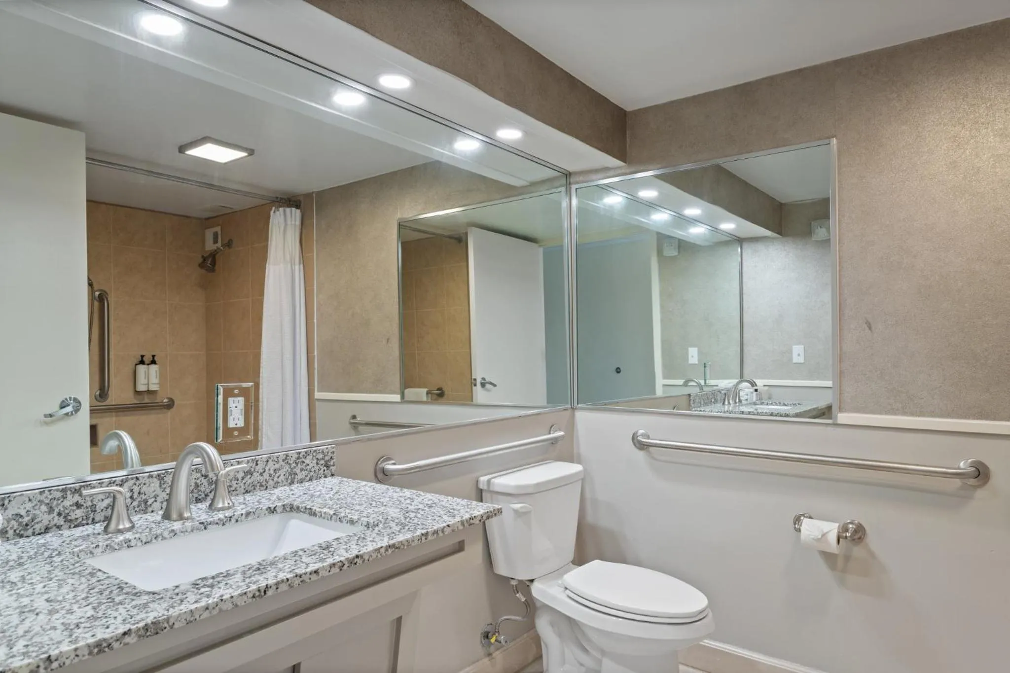 Photo of the whole room in Crowne Plaza Executive Center Baton Rouge by IHG