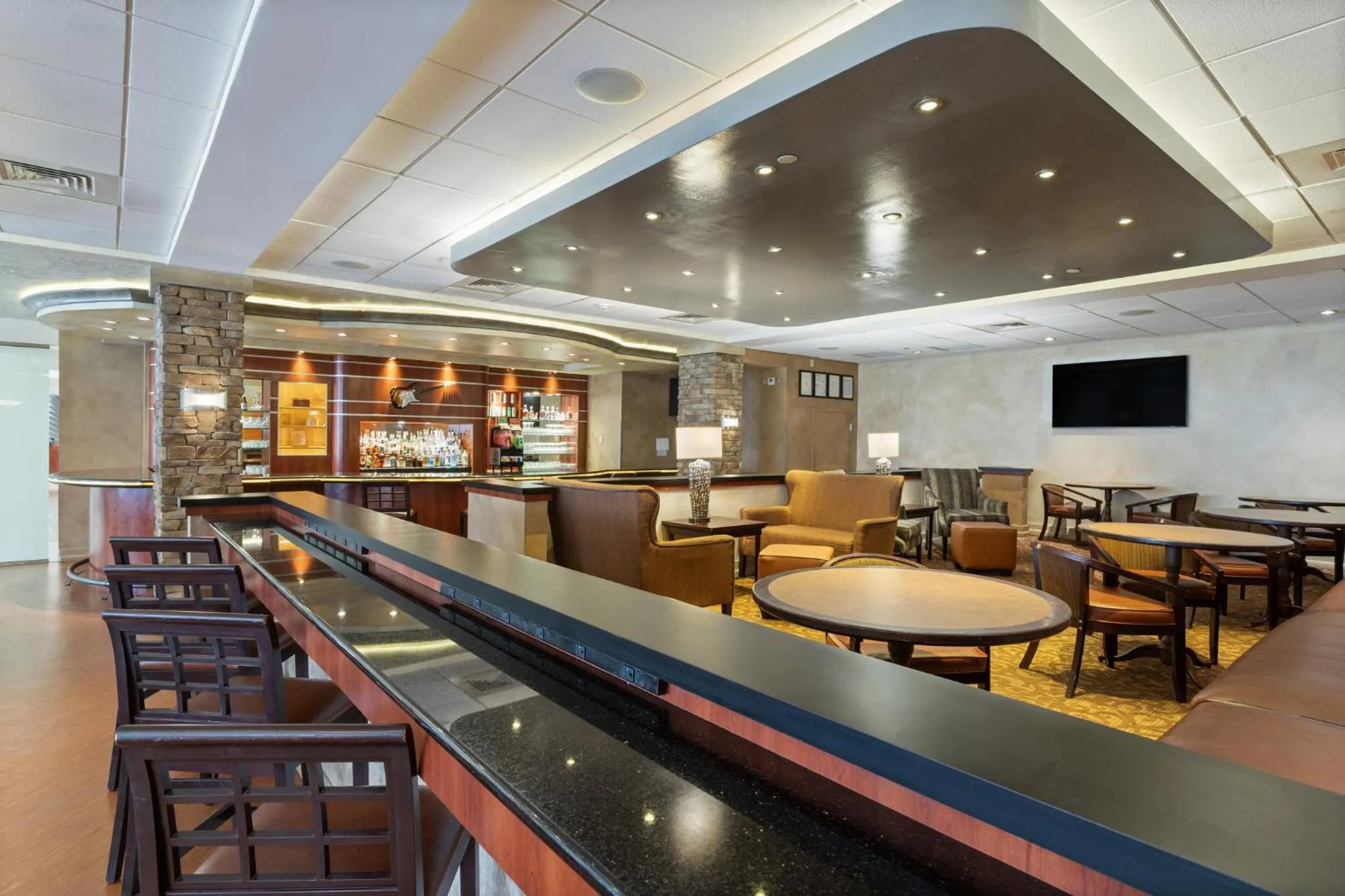 Lounge or bar in Crowne Plaza Executive Center Baton Rouge by IHG