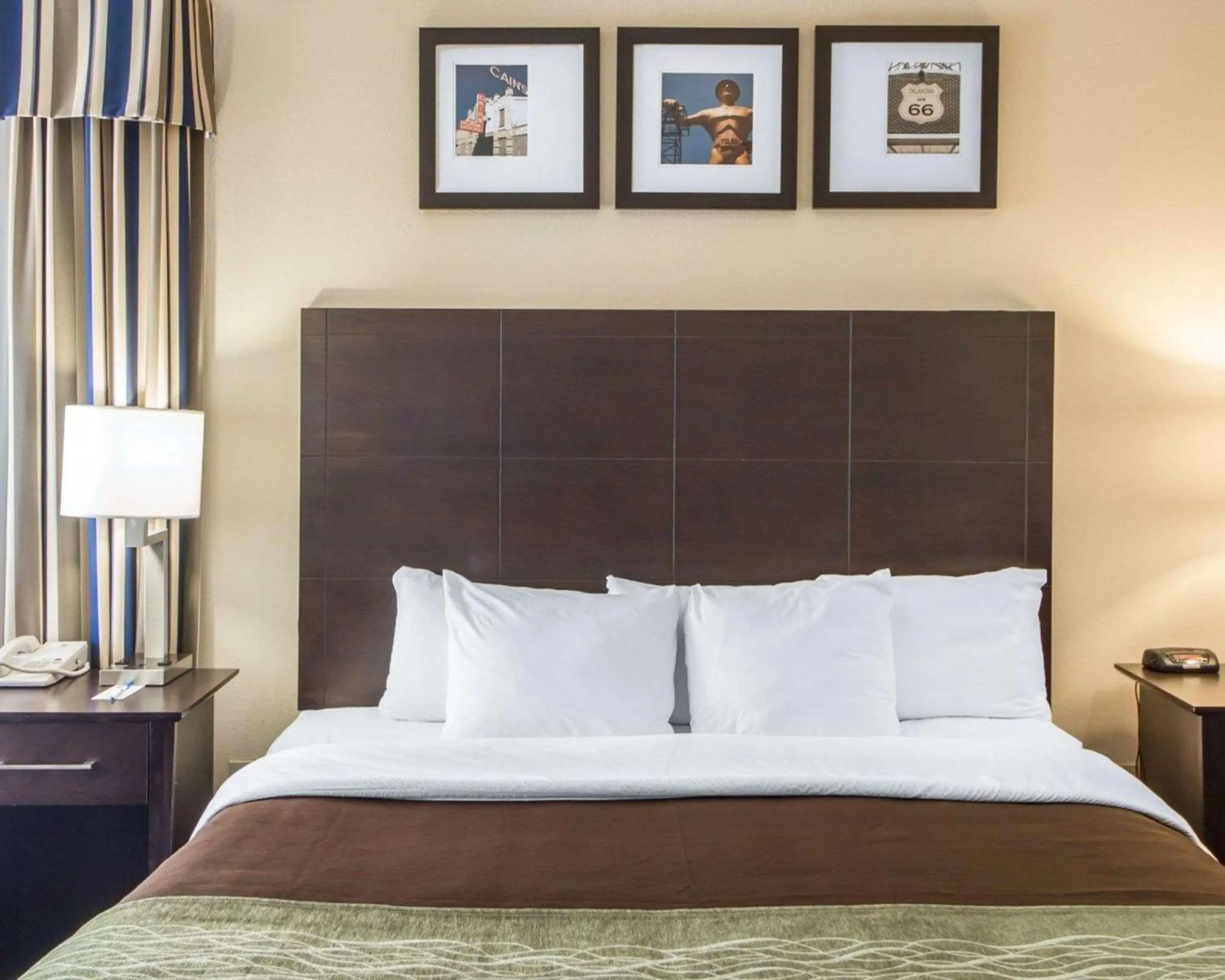 Bedroom, Bed in Quality Inn Tulsa-Downtown West