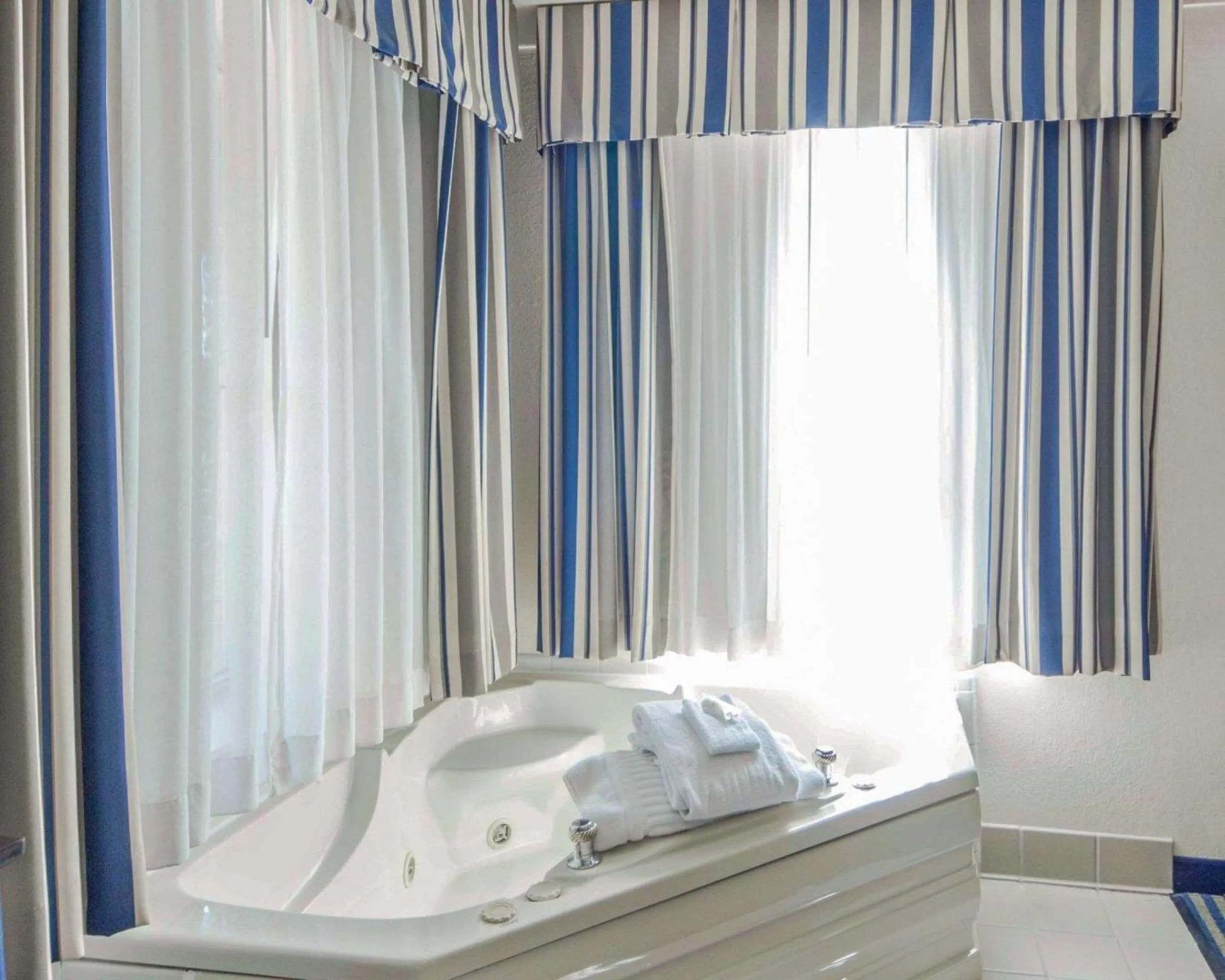 Bathroom, Bed in Quality Inn Tulsa-Downtown West