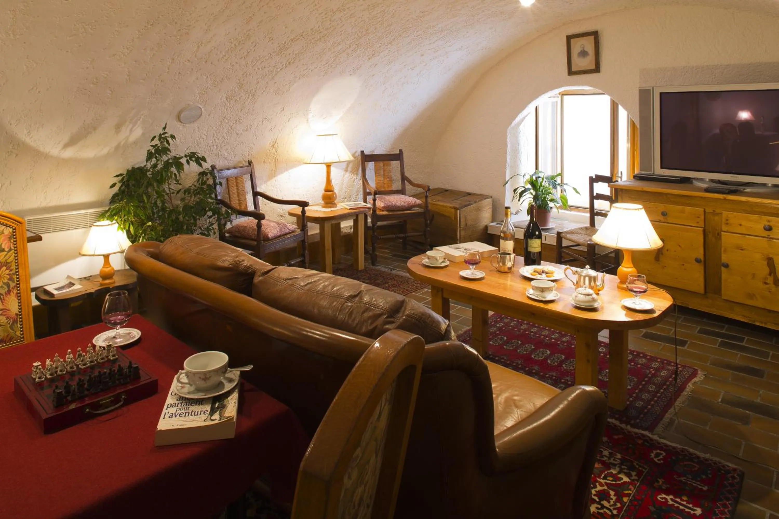 Communal lounge/ TV room in L'Auberge du Choucas