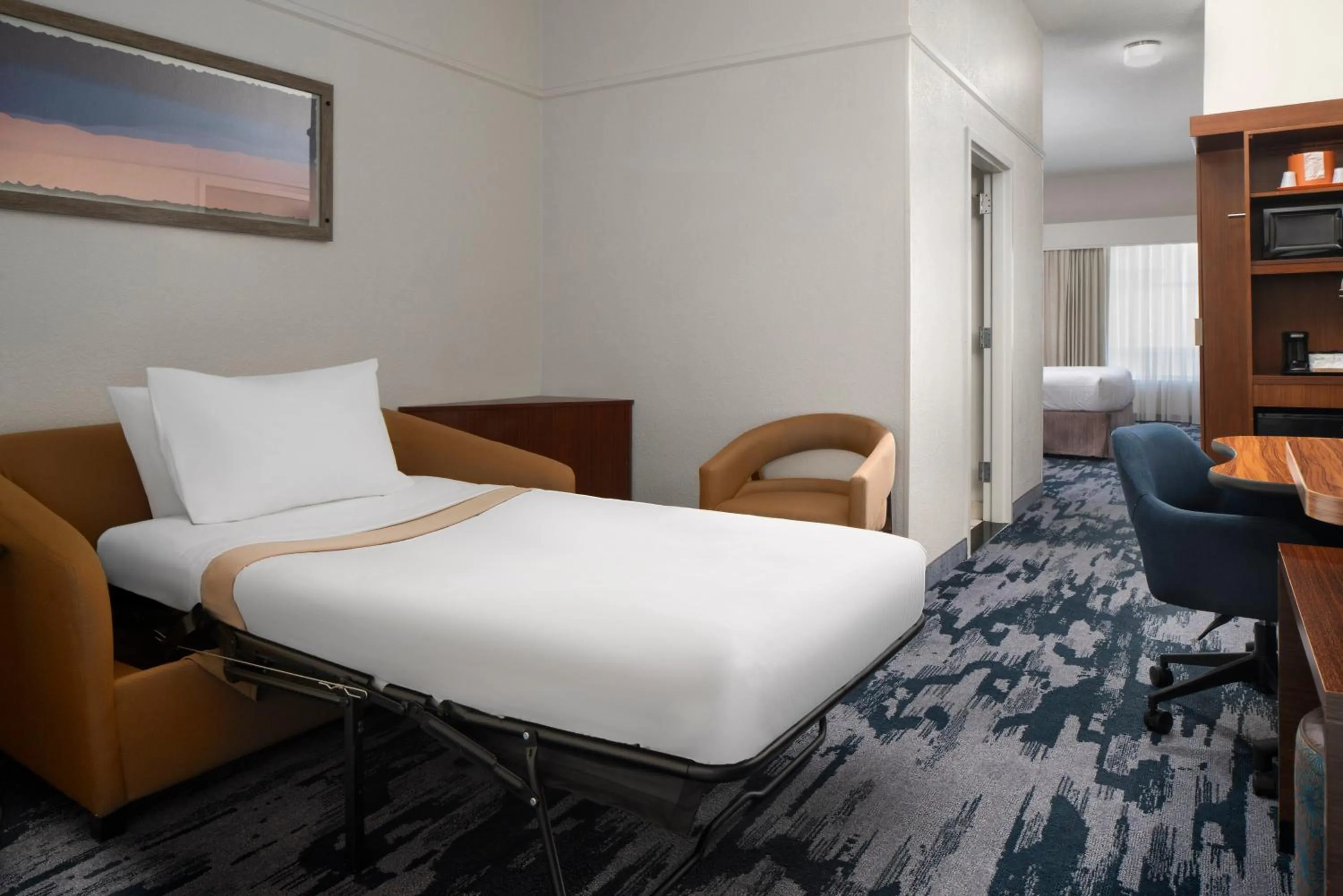 Living room, Bed in Fairfield Inn & Suites by Marriott Chesapeake Suffolk
