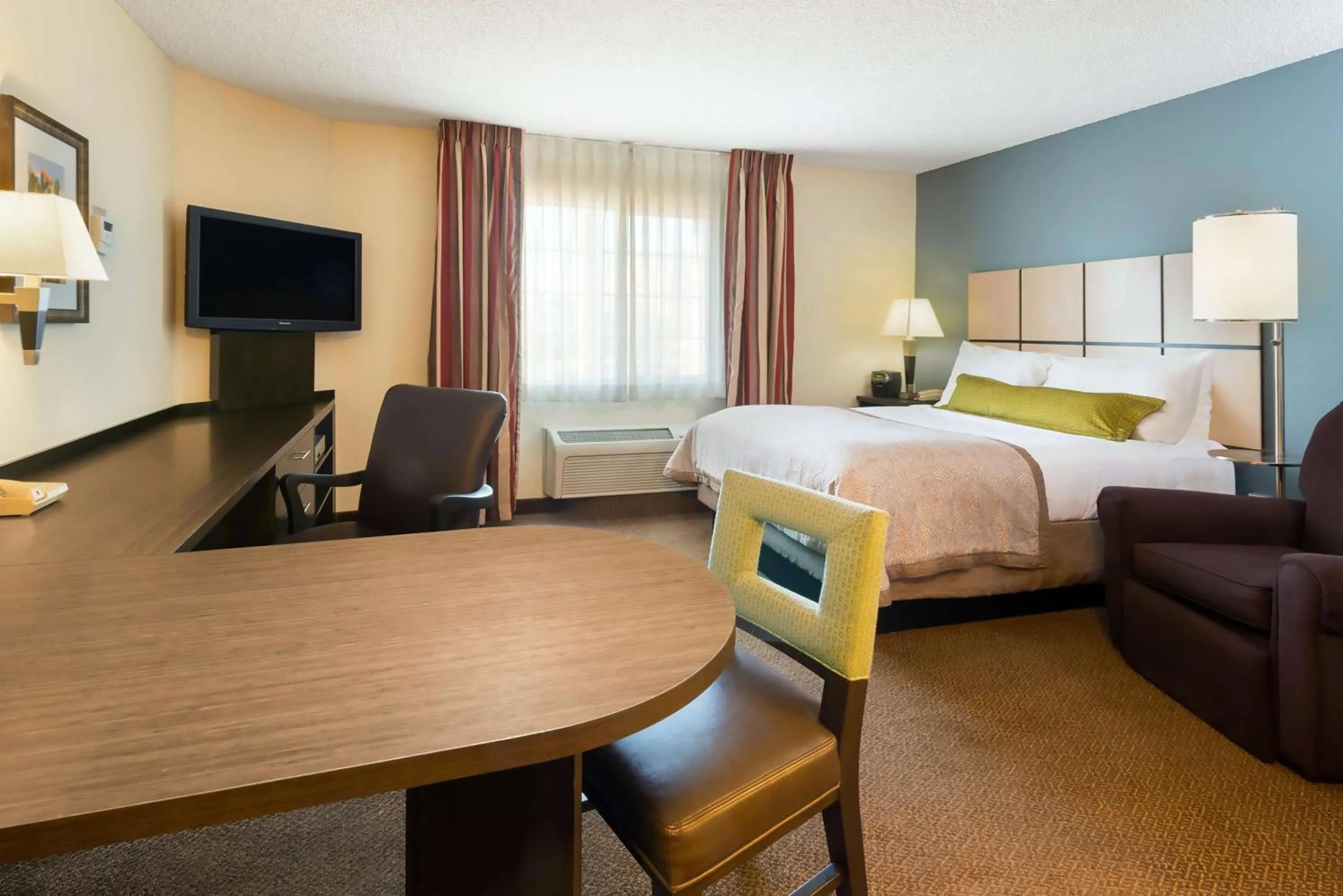 Photo of the whole room, Bed in Sonesta Simply Suites Philadelphia Mount Laurel