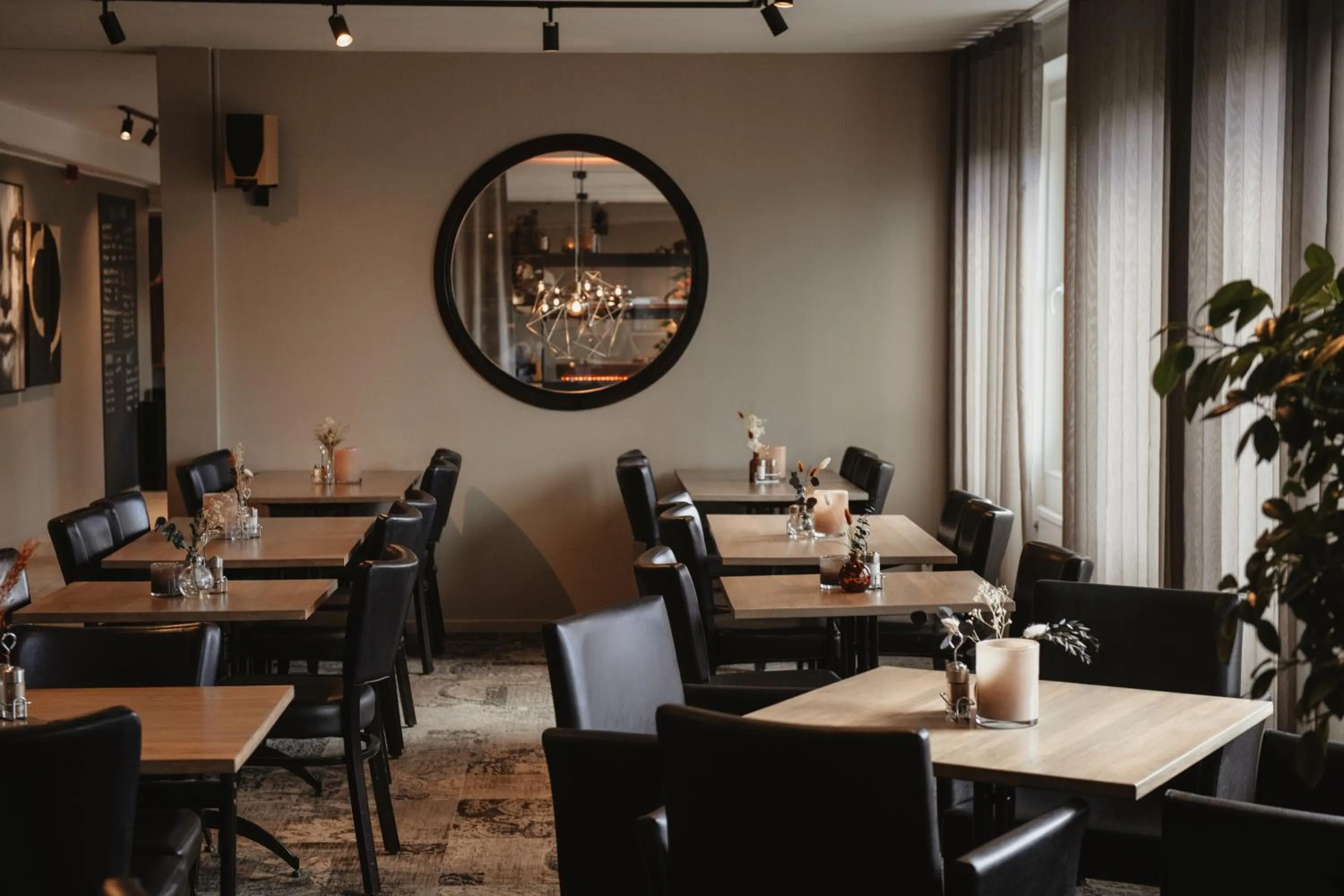 Restaurant/places to eat in Home Hotel Etage