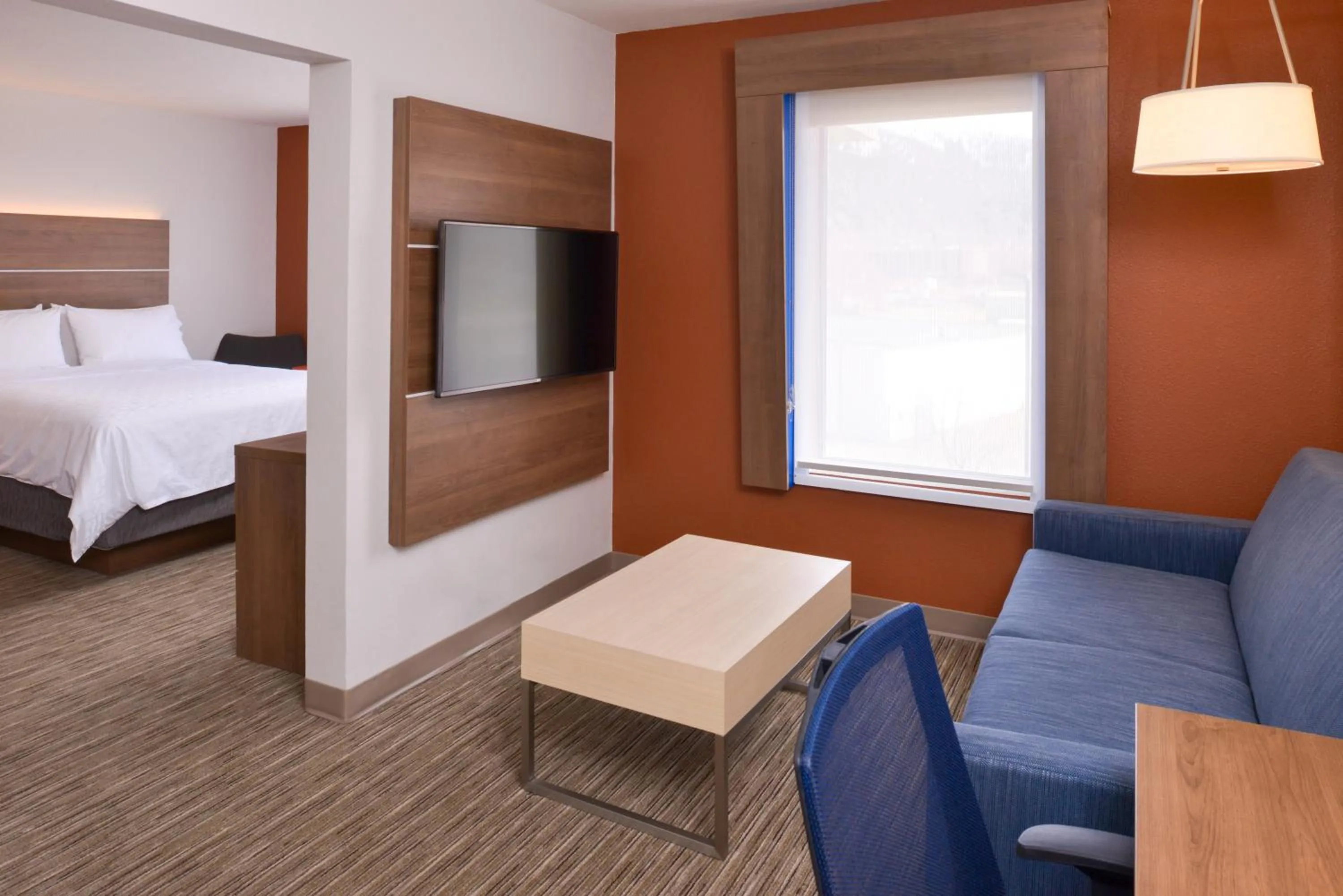 Seating area, Bed in Holiday Inn Express Glenwood Springs Aspen Area by IHG