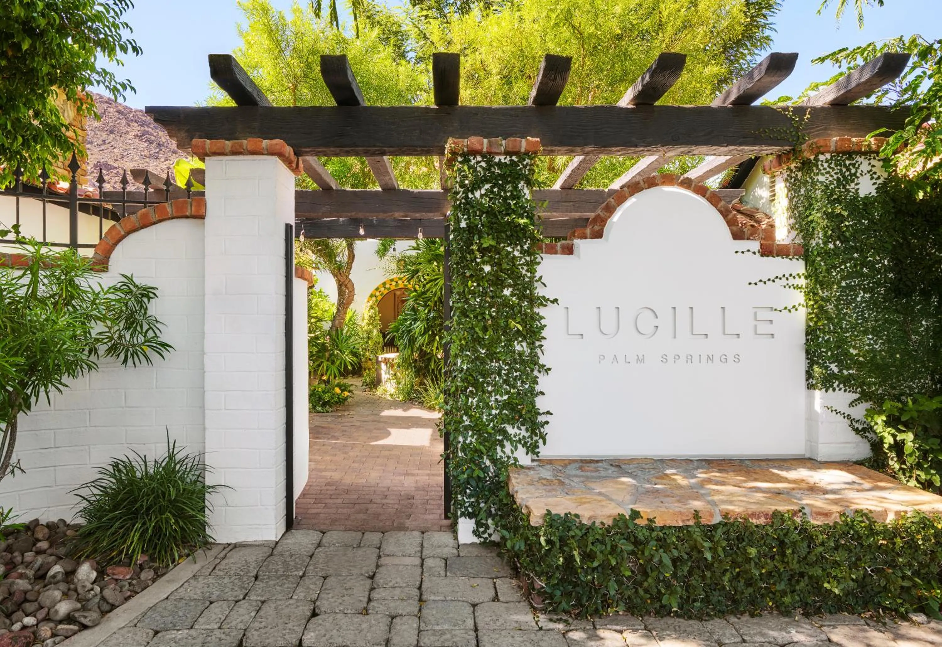 Facade/entrance in Lucille Palm Springs
