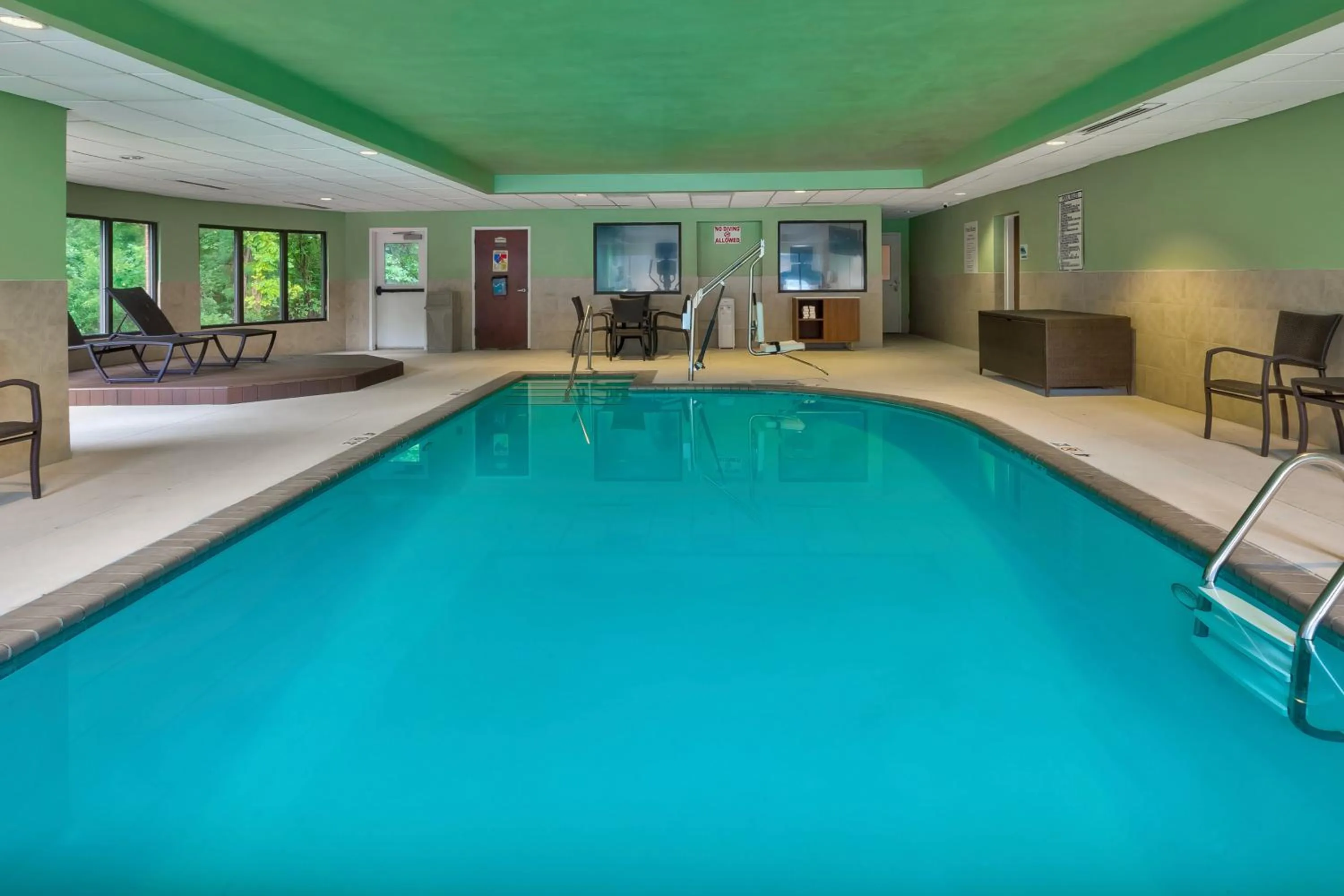 Swimming pool in Holiday Inn Express & Suites Chesapeake by IHG