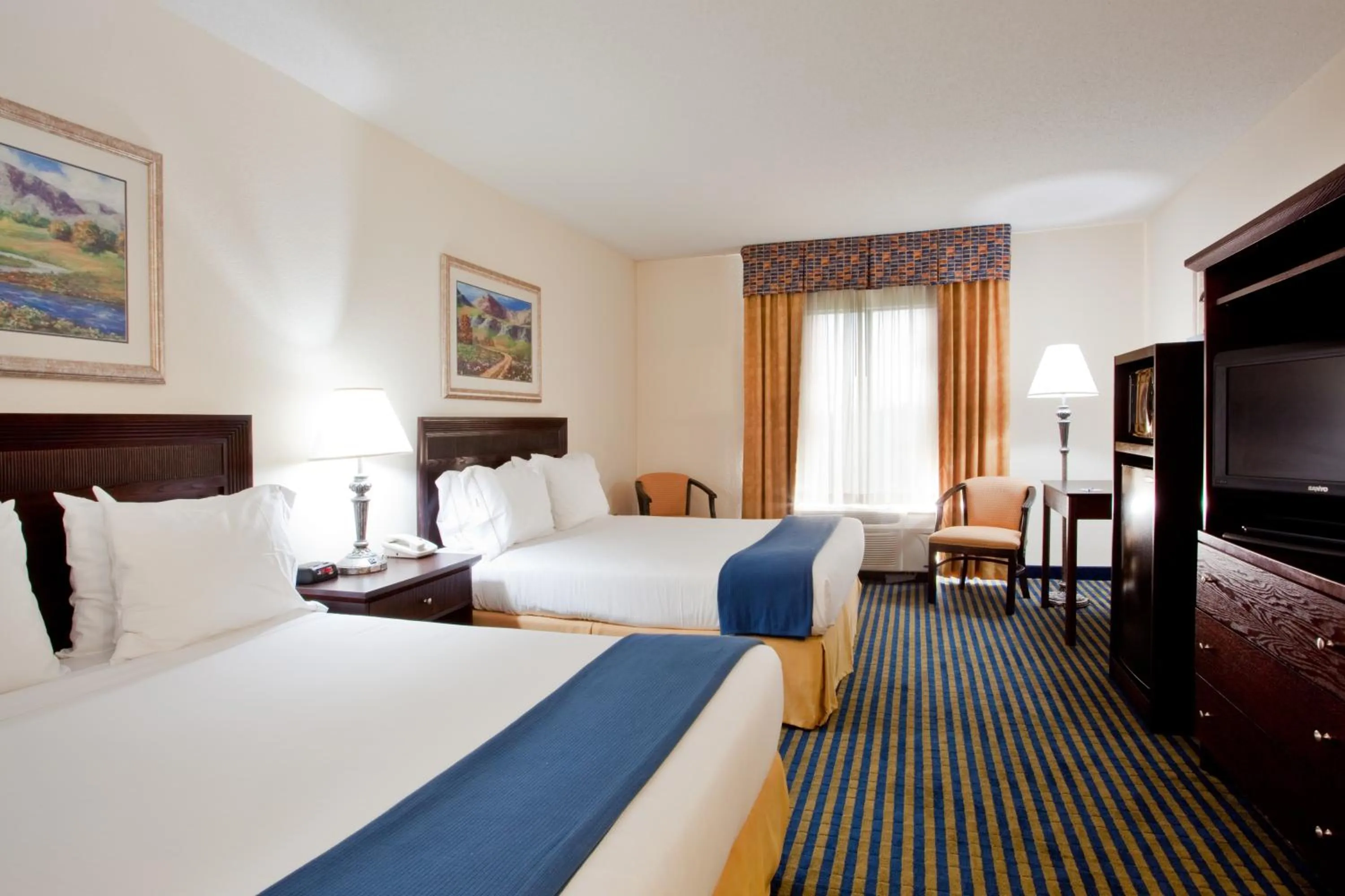 Bed in Holiday Inn Express & Suites Chesapeake by IHG