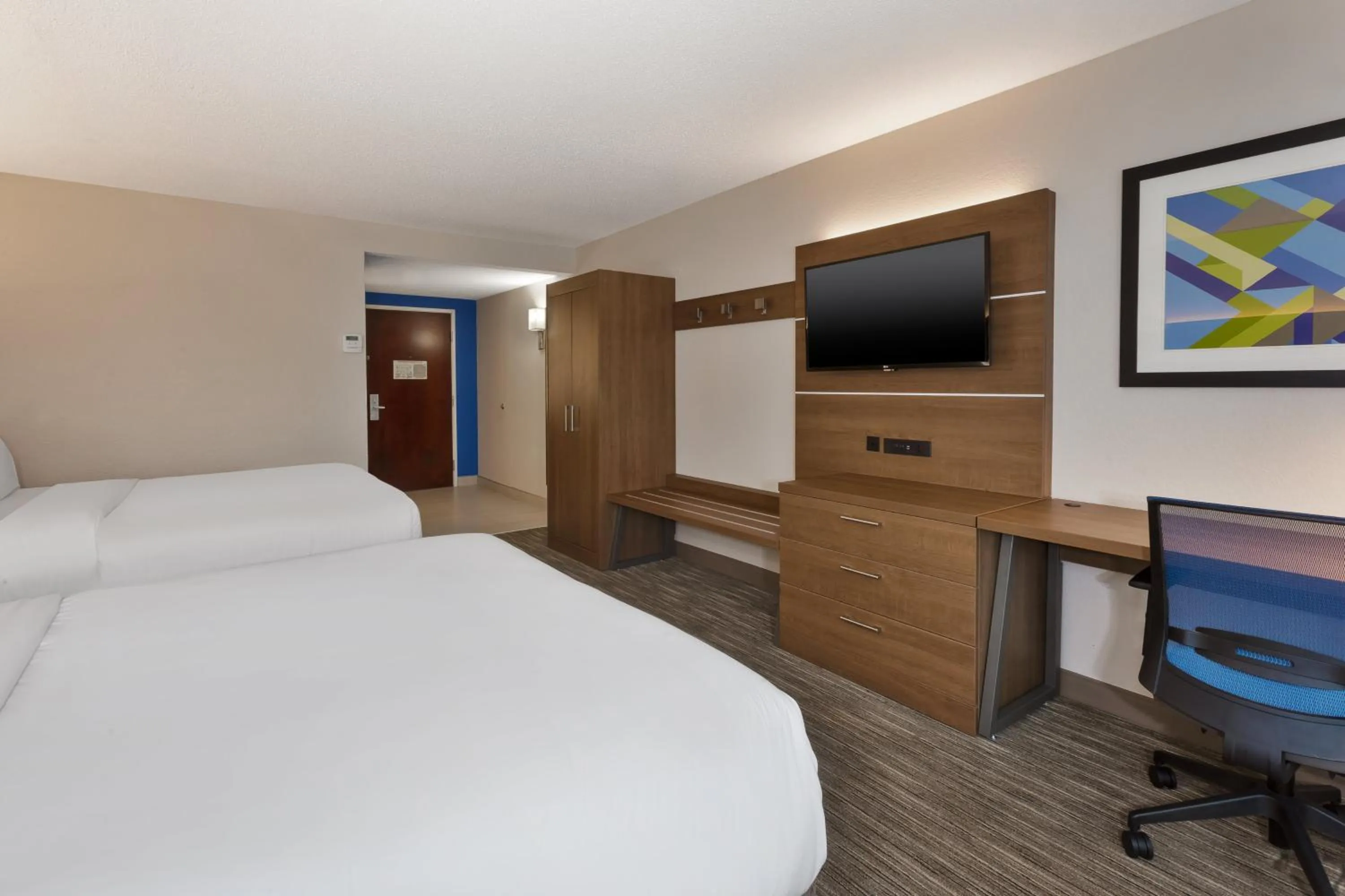 Photo of the whole room, Bed in Holiday Inn Express & Suites Chesapeake by IHG