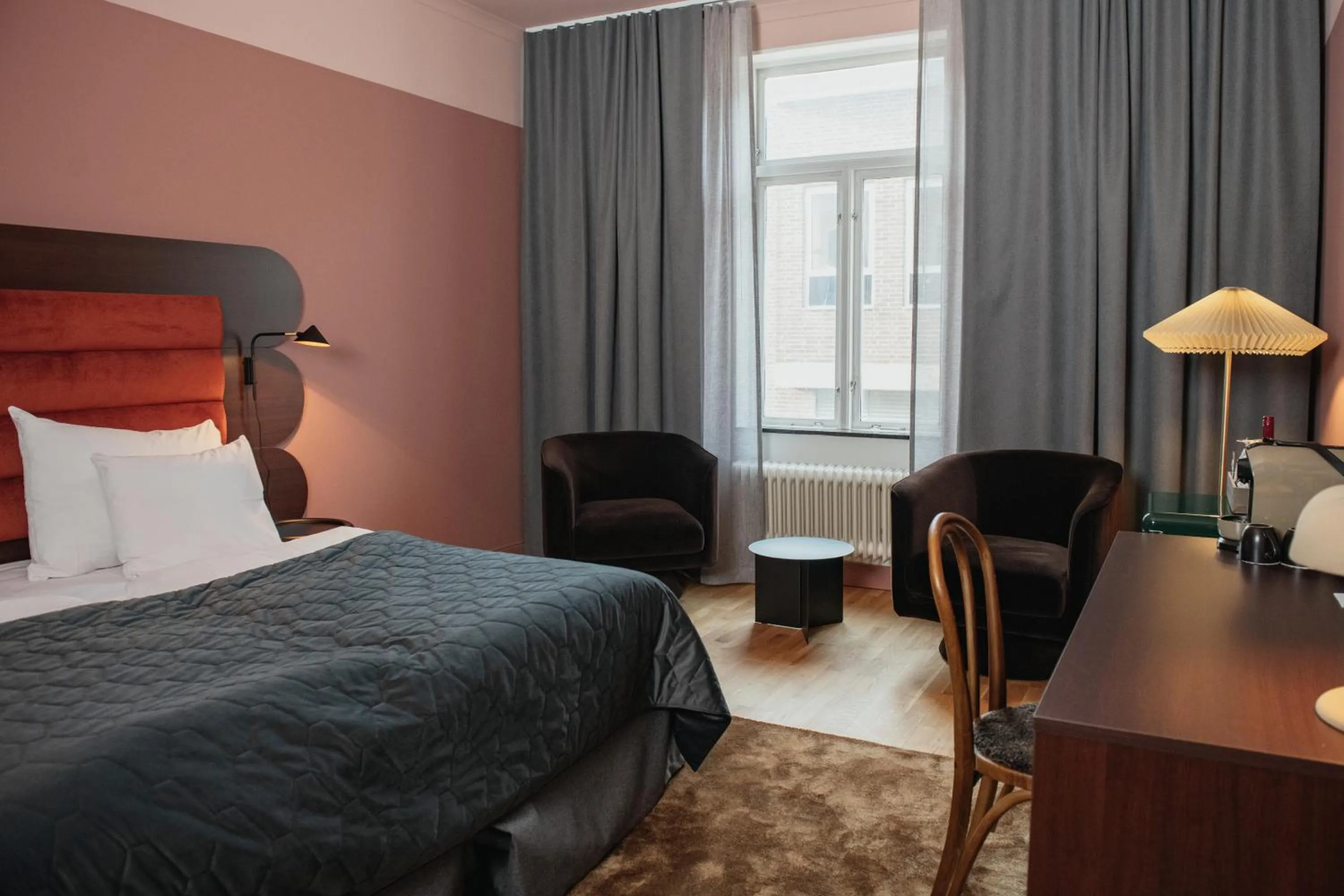 Property building, Bed in Clarion Hotel Örebro