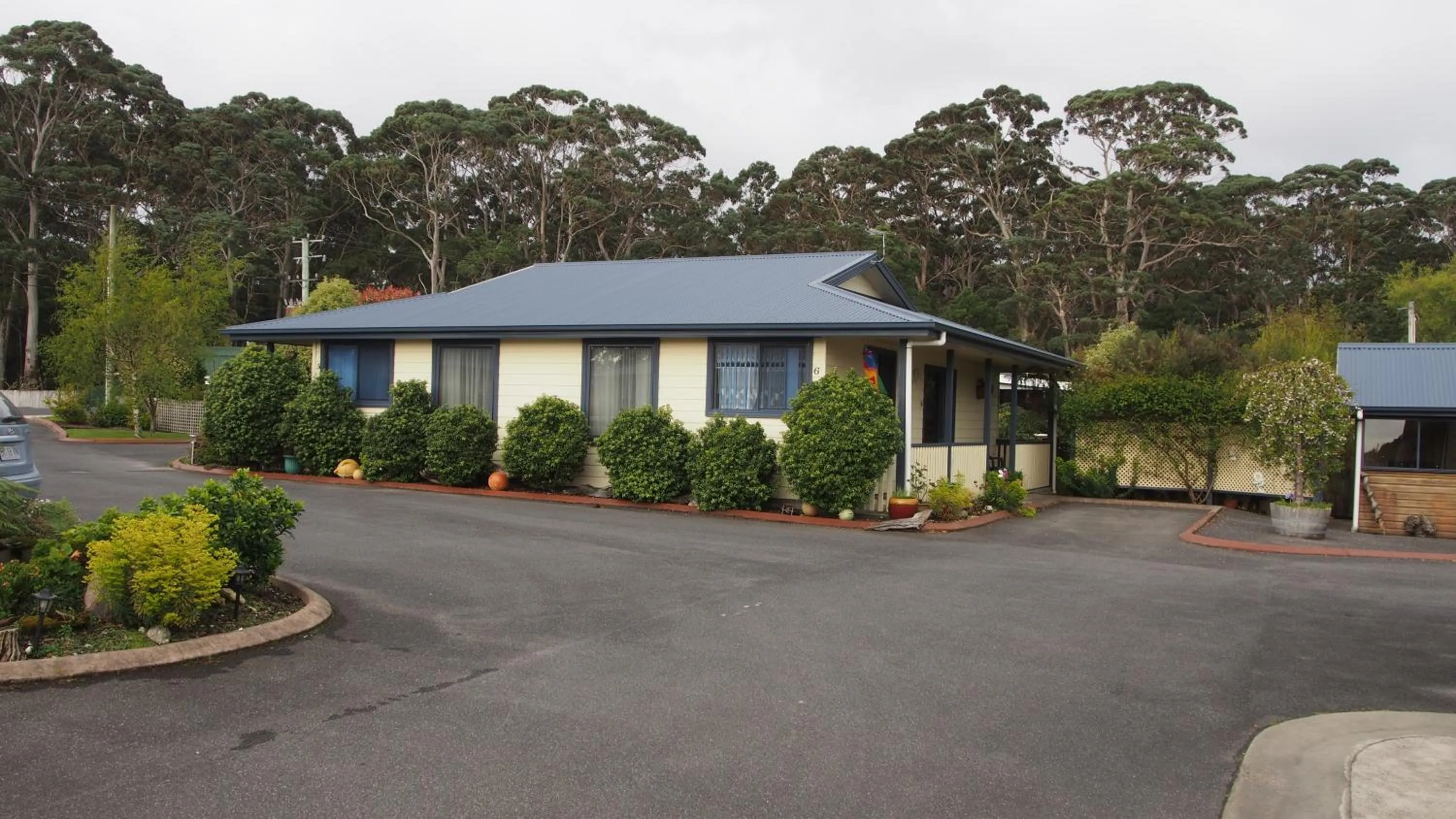 Photo of the whole room in BIG4 Strahan Holiday Retreat