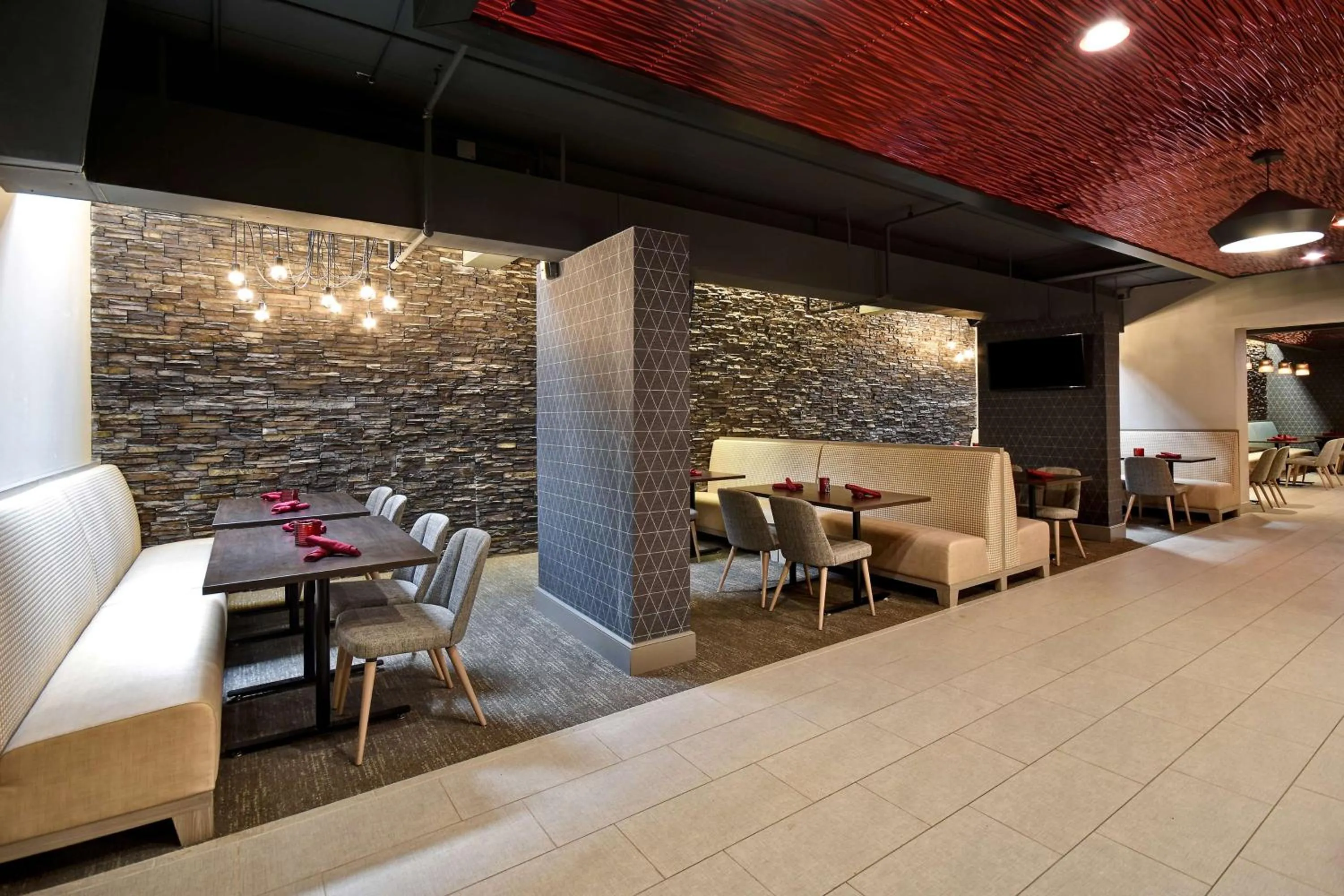 Lounge or bar in DoubleTree by Hilton St. Louis Airport, MO