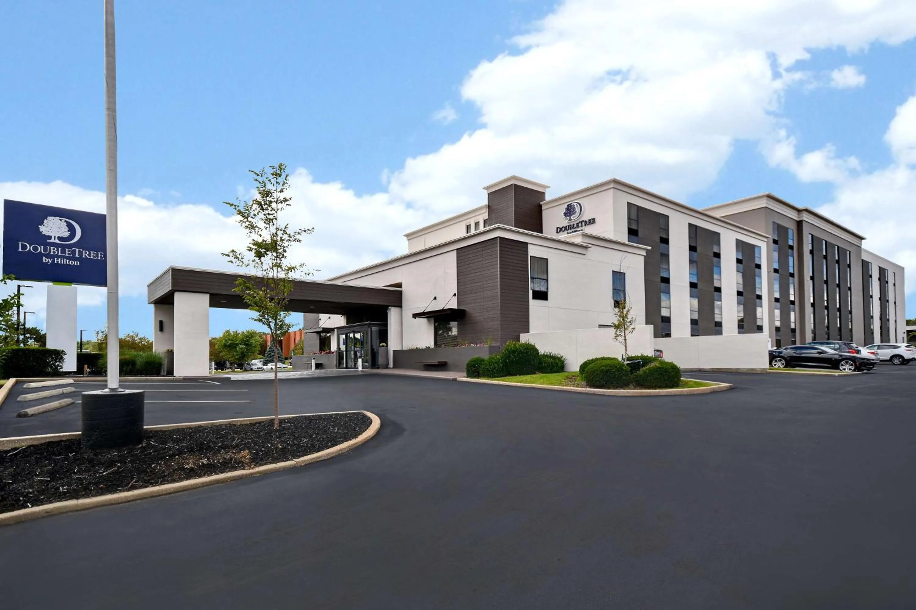 Property building in DoubleTree by Hilton St. Louis Airport, MO