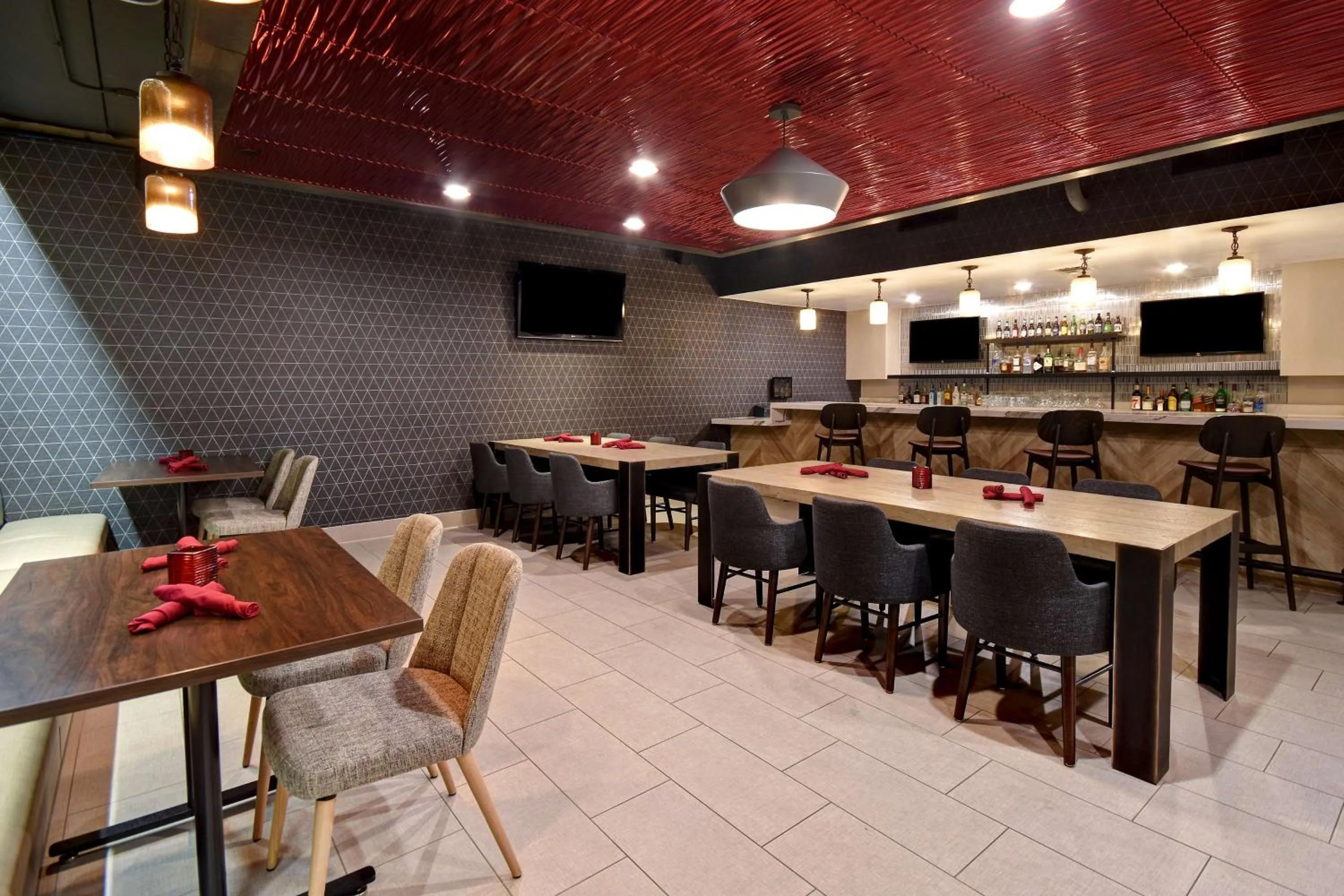 Lounge or bar in DoubleTree by Hilton St. Louis Airport, MO