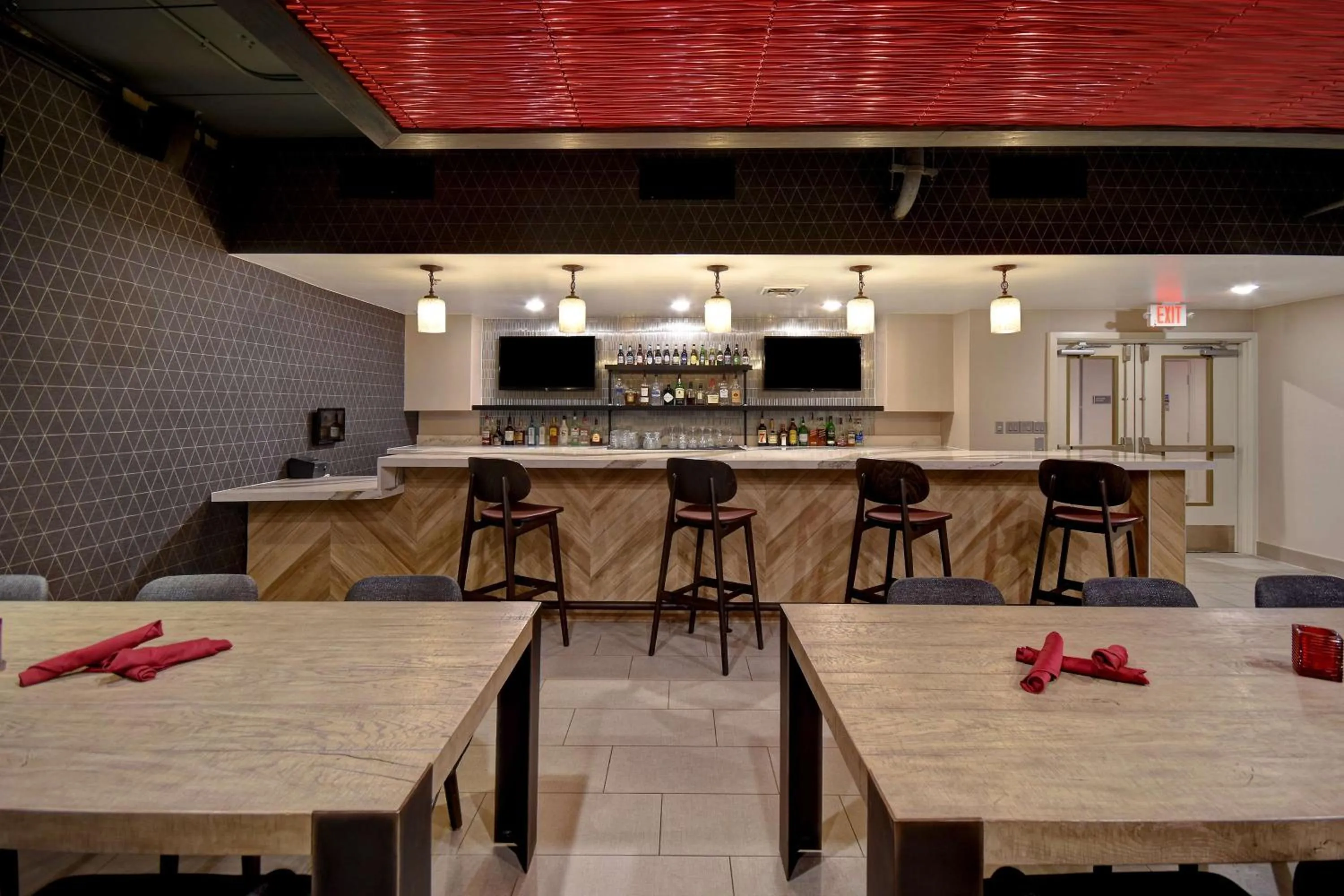 Lounge or bar in DoubleTree by Hilton St. Louis Airport, MO