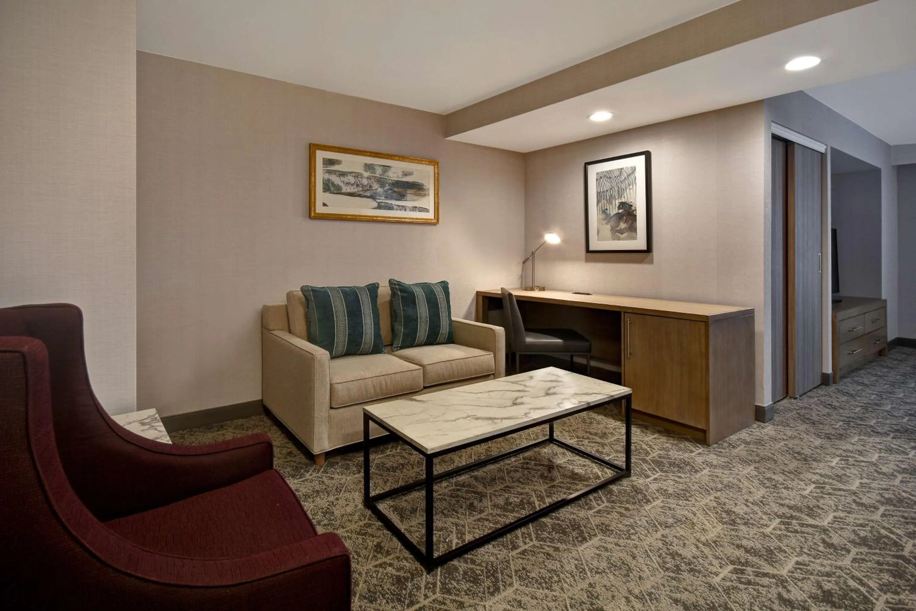 Living room in DoubleTree by Hilton St. Louis Airport, MO