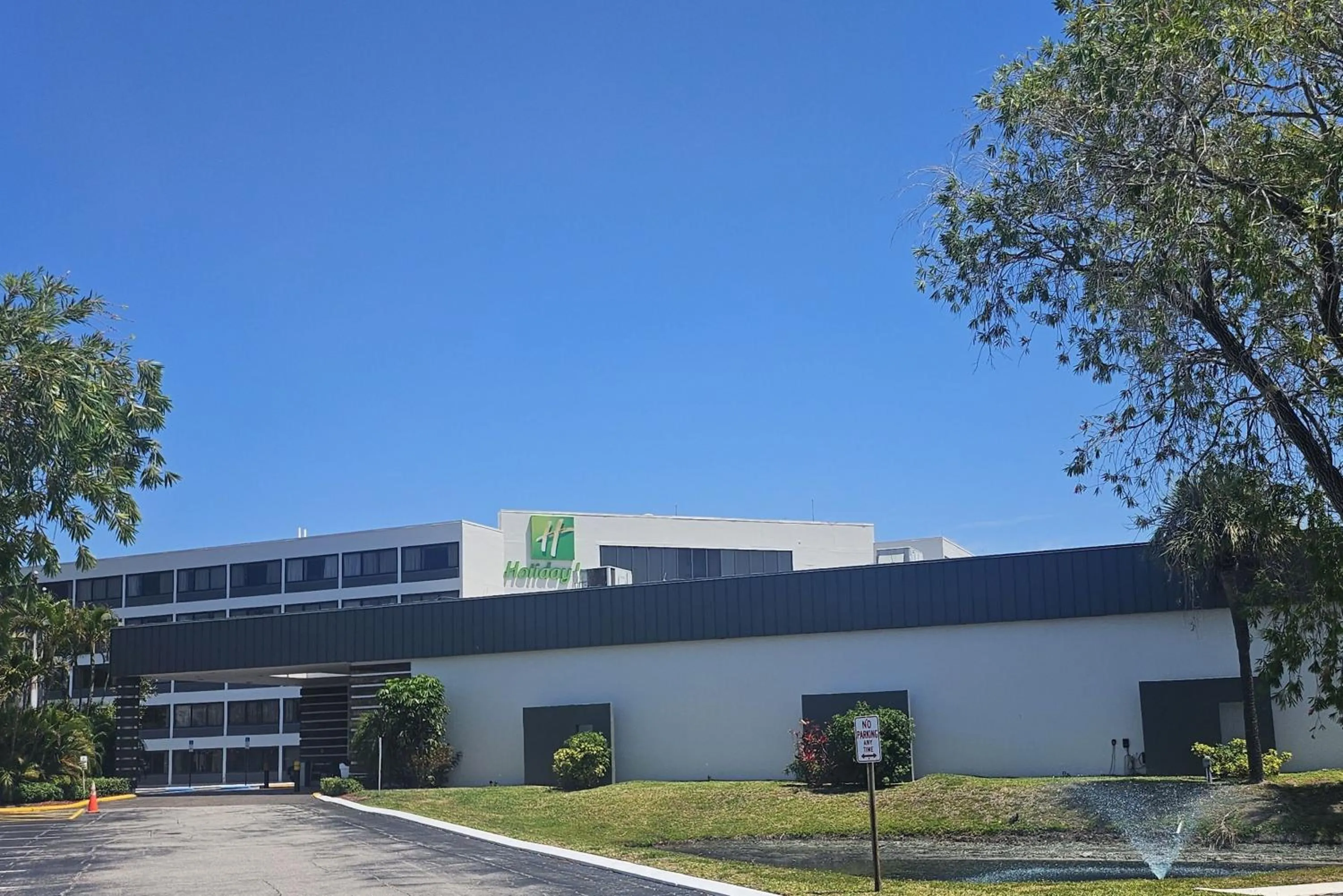 Property building in Holiday Inn St. Petersburg N - Clearwater by IHG