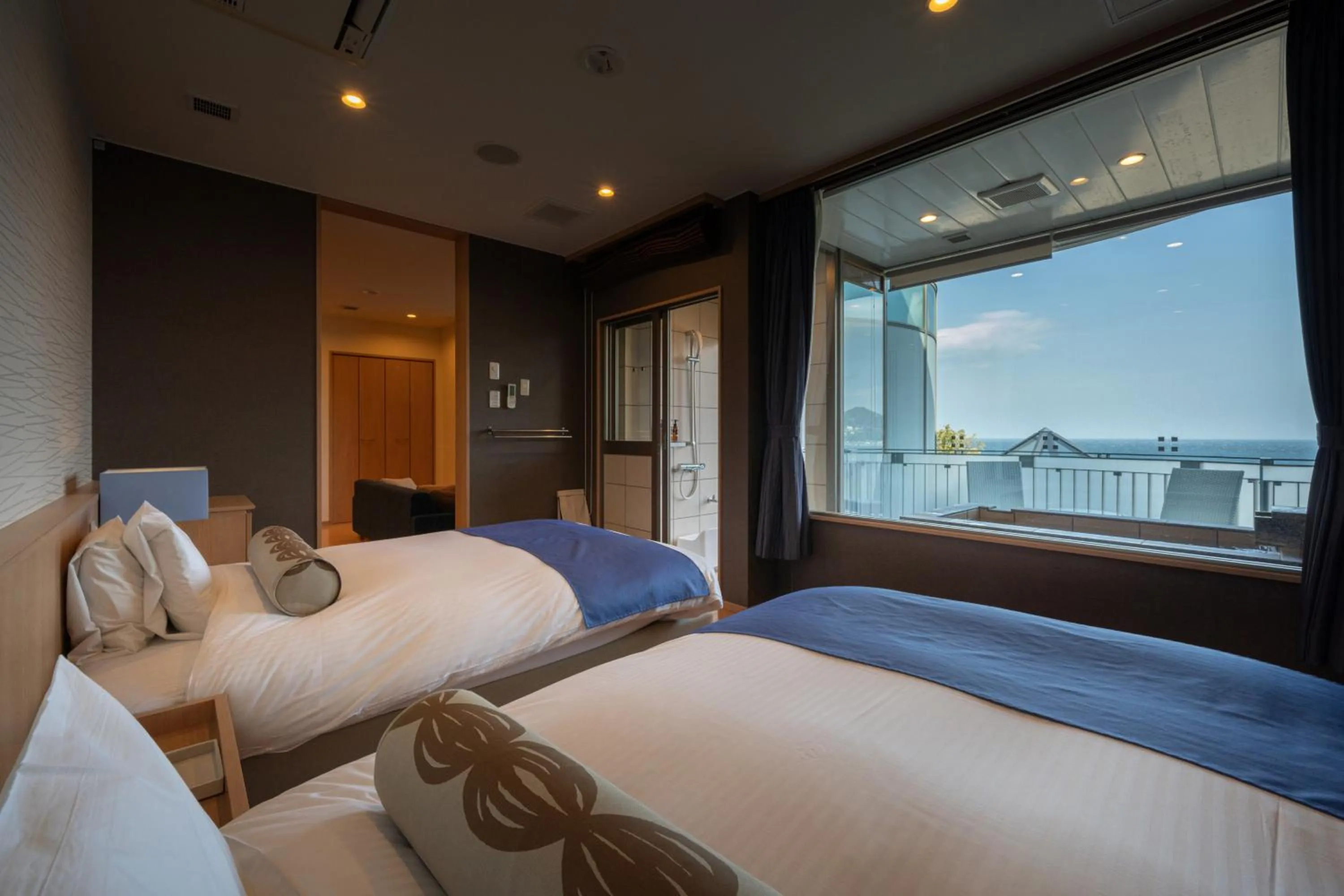Photo of the whole room, Bed in Auberge Fontaine Bleau Atami