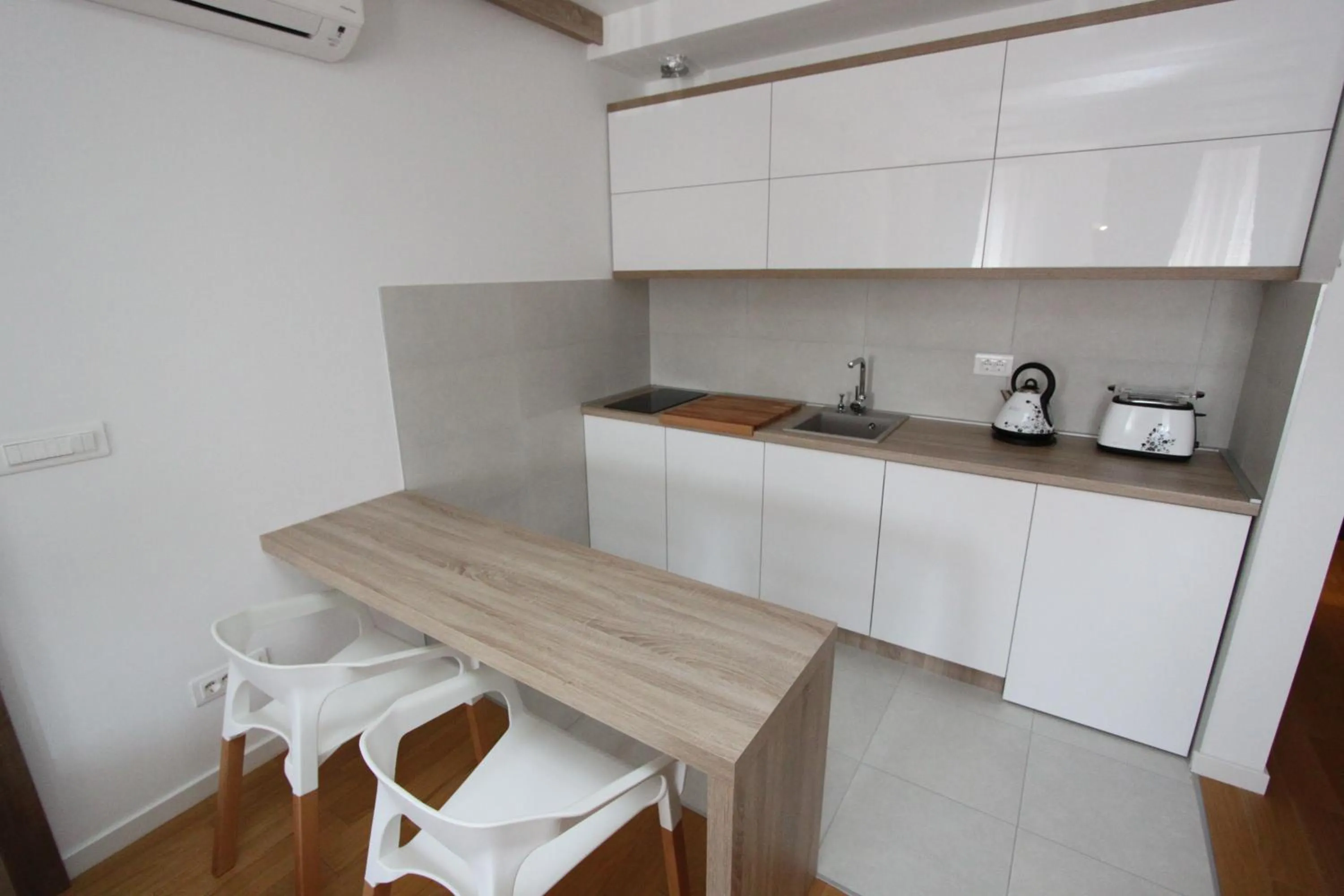 Kitchen or kitchenette in New Belgrade Apartments Magnetic, parking 5 evra dan