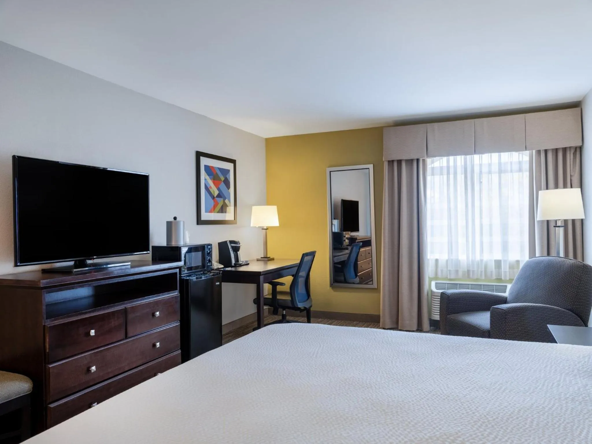 Photo of the whole room, Bed in Holiday Inn Express & Suites Chicago-Libertyville by IHG