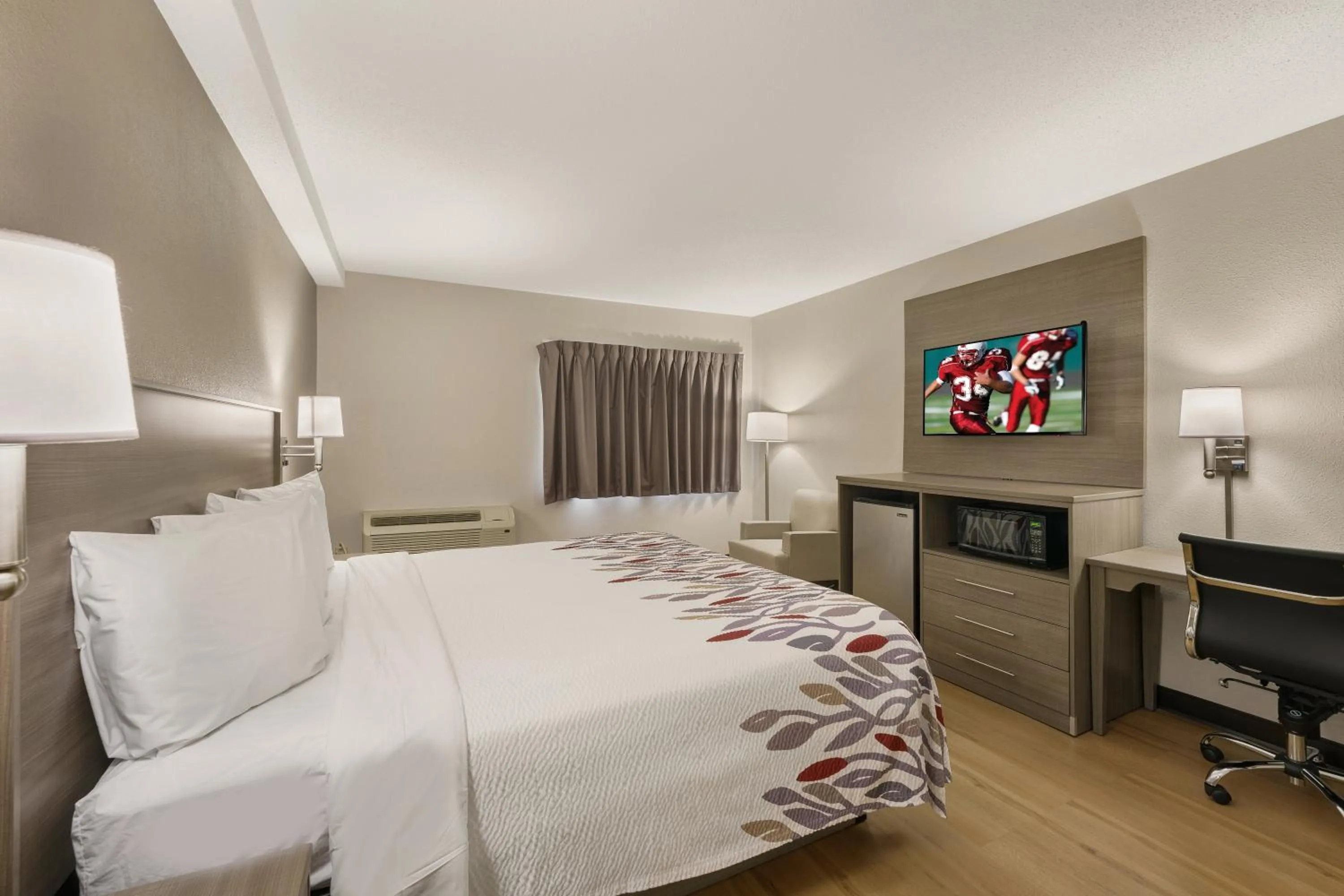 Bedroom, Bed in Red Roof Inn & Suites Newport - Middletown, RI