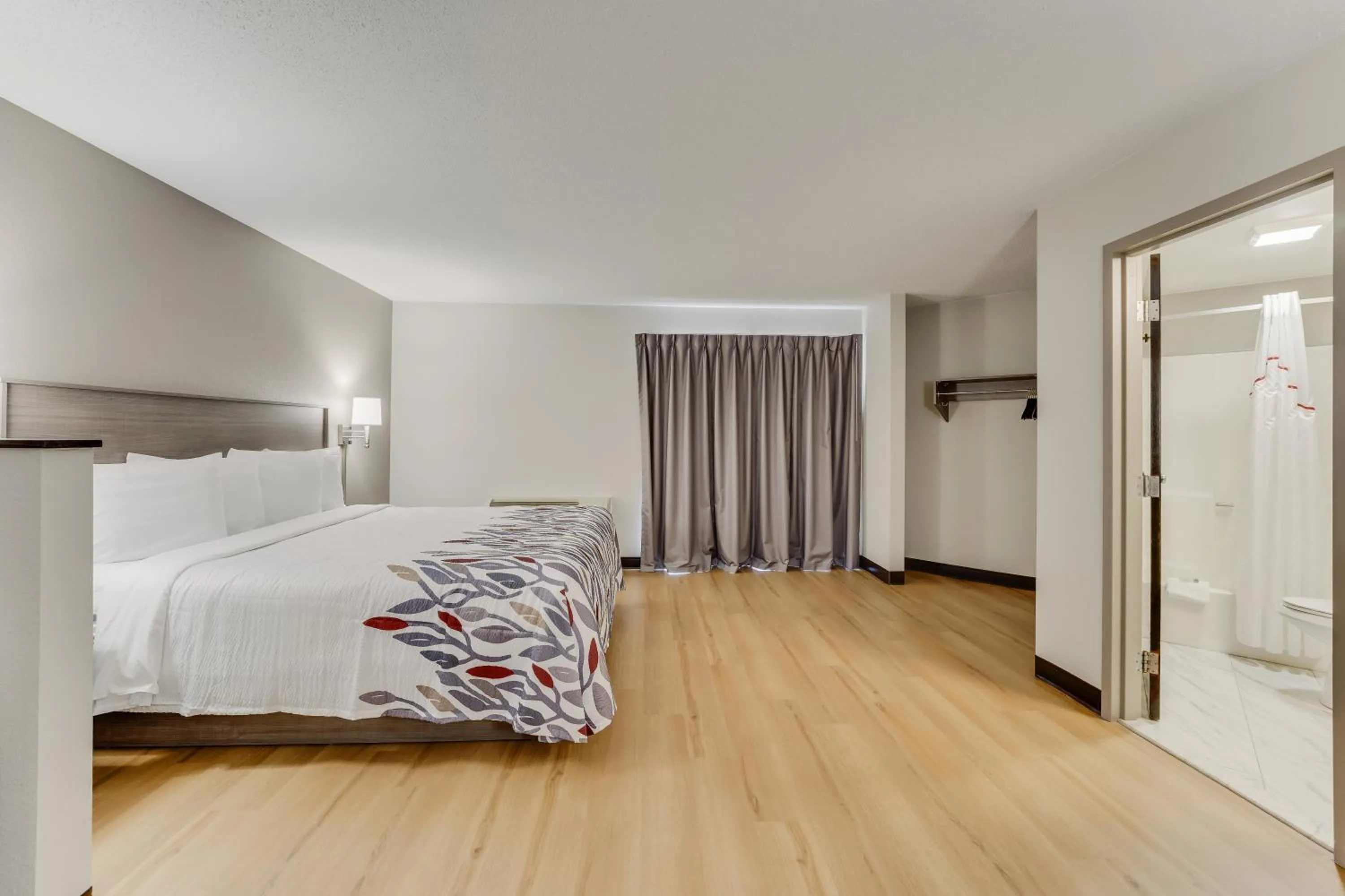 Bedroom, Bed in Red Roof Inn & Suites Newport - Middletown, RI