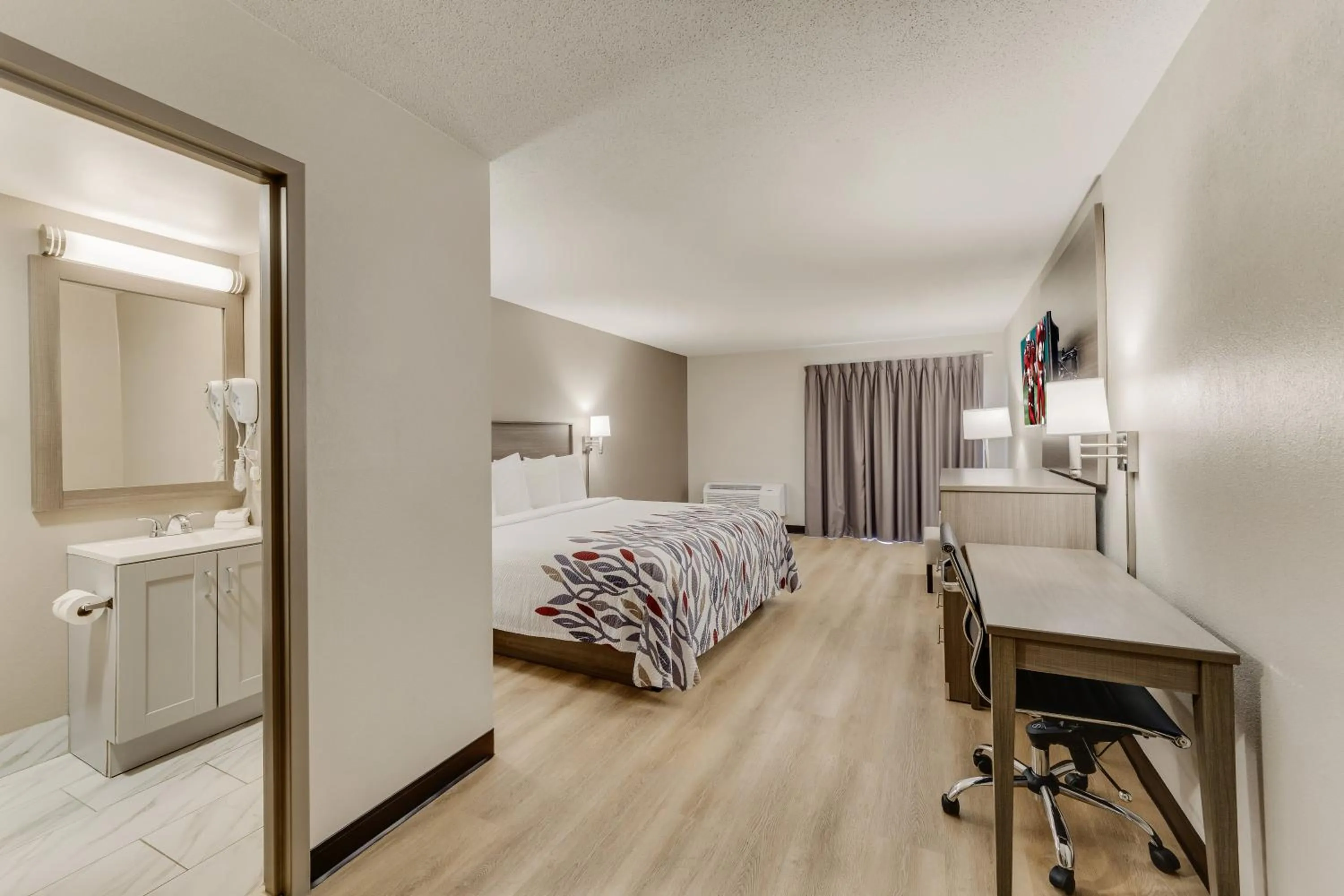 Bedroom, Bed in Red Roof Inn & Suites Newport - Middletown, RI