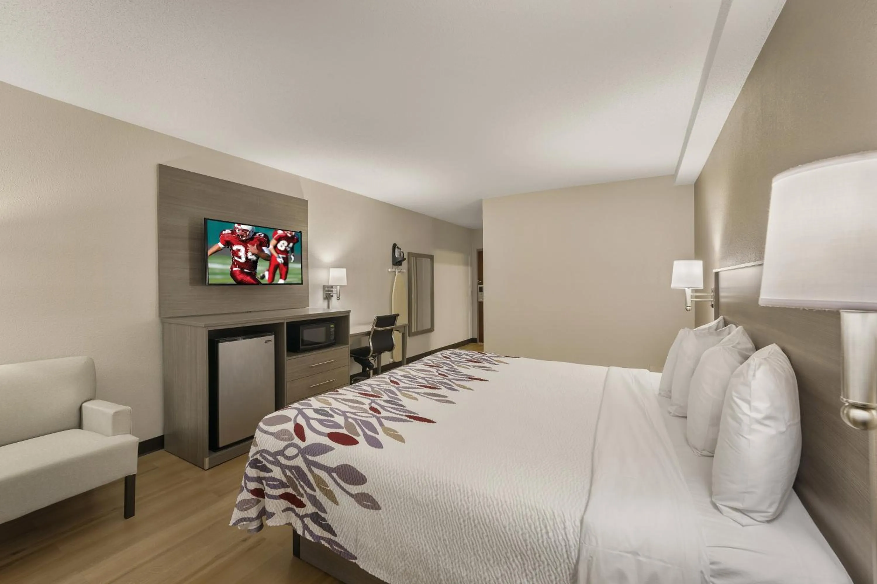 Bedroom, Bed in Red Roof Inn & Suites Newport - Middletown, RI