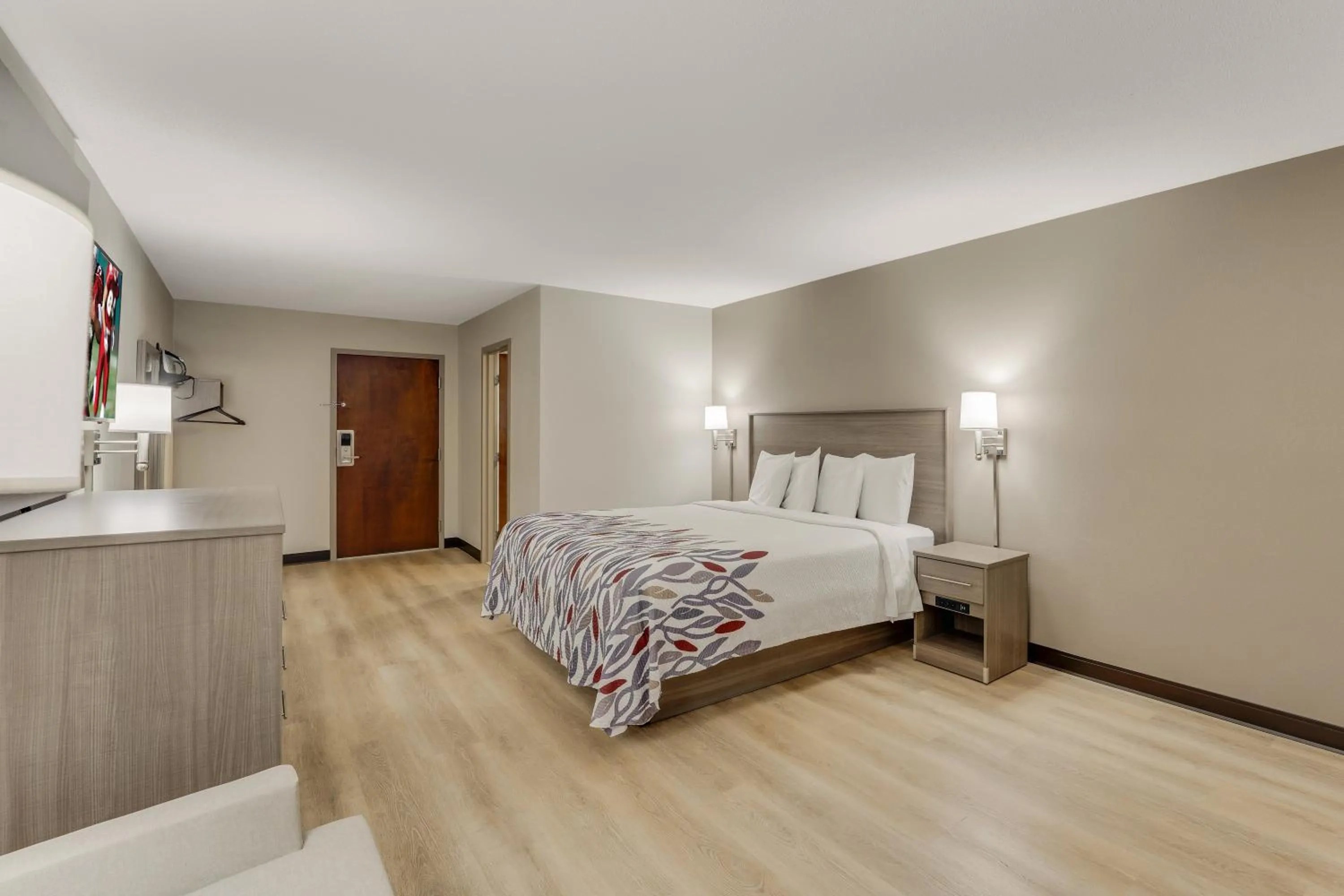 Bedroom, Bed in Red Roof Inn & Suites Newport - Middletown, RI