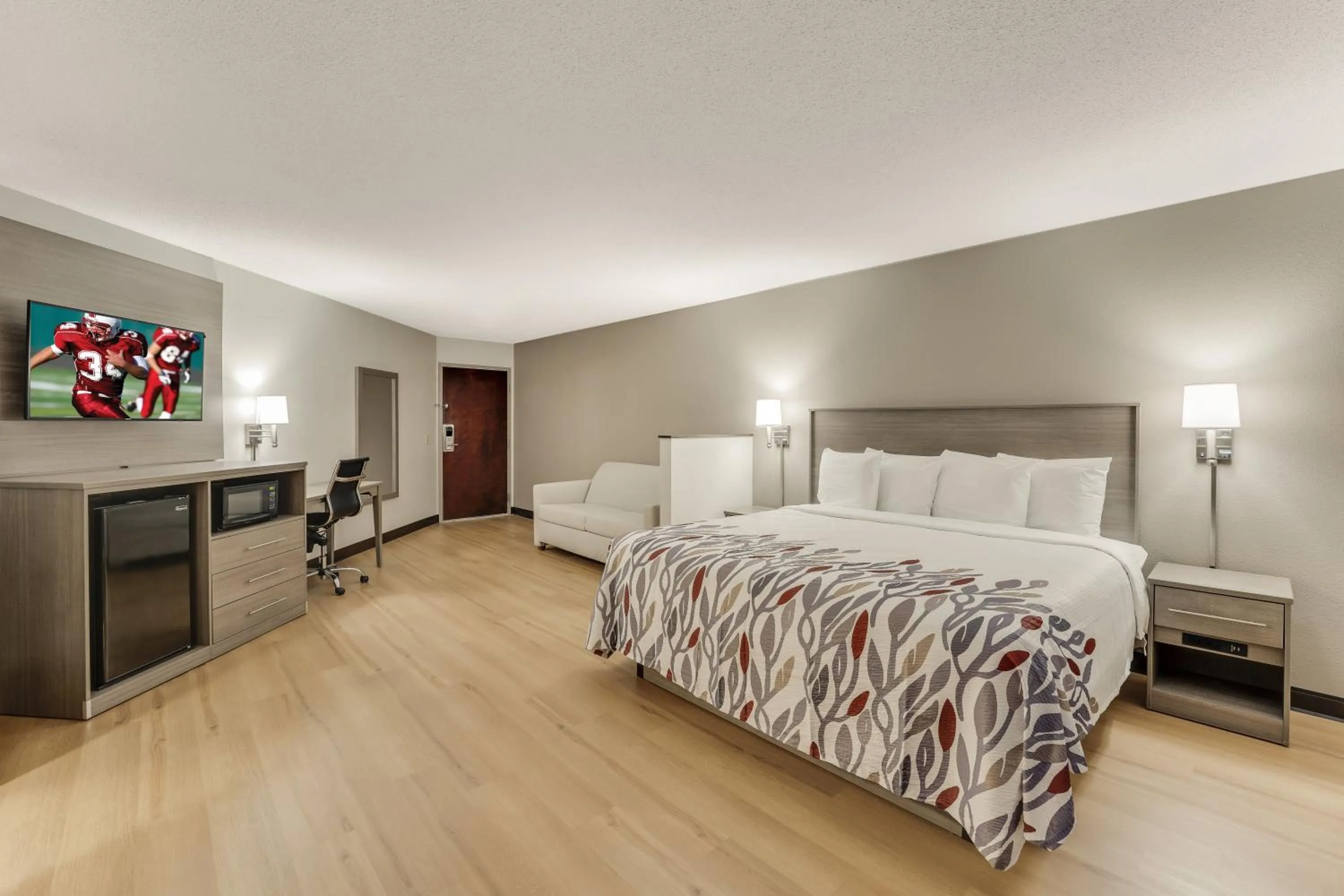 Bedroom, Bed in Red Roof Inn & Suites Newport - Middletown, RI