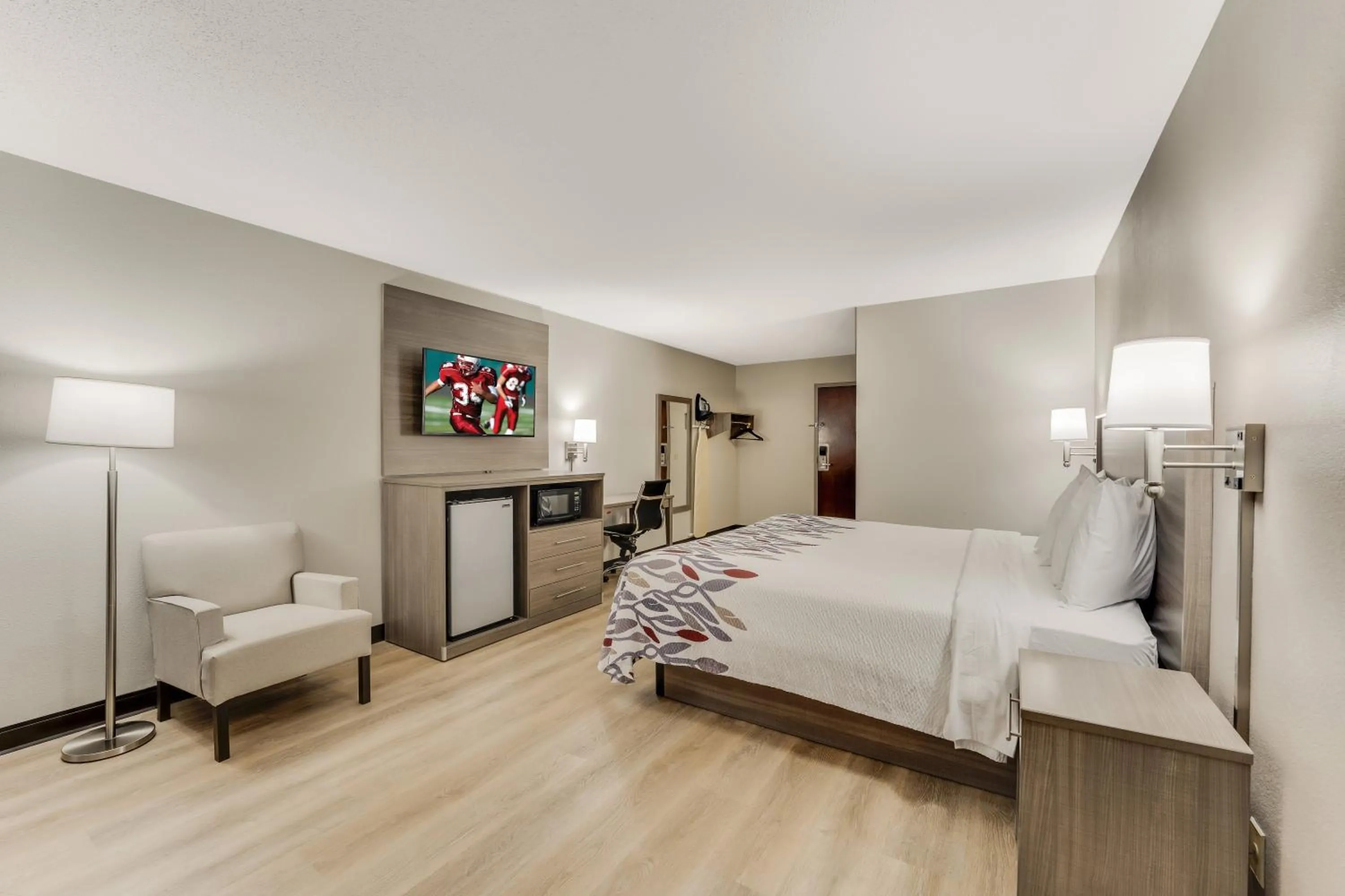 Bedroom, Bed in Red Roof Inn & Suites Newport - Middletown, RI