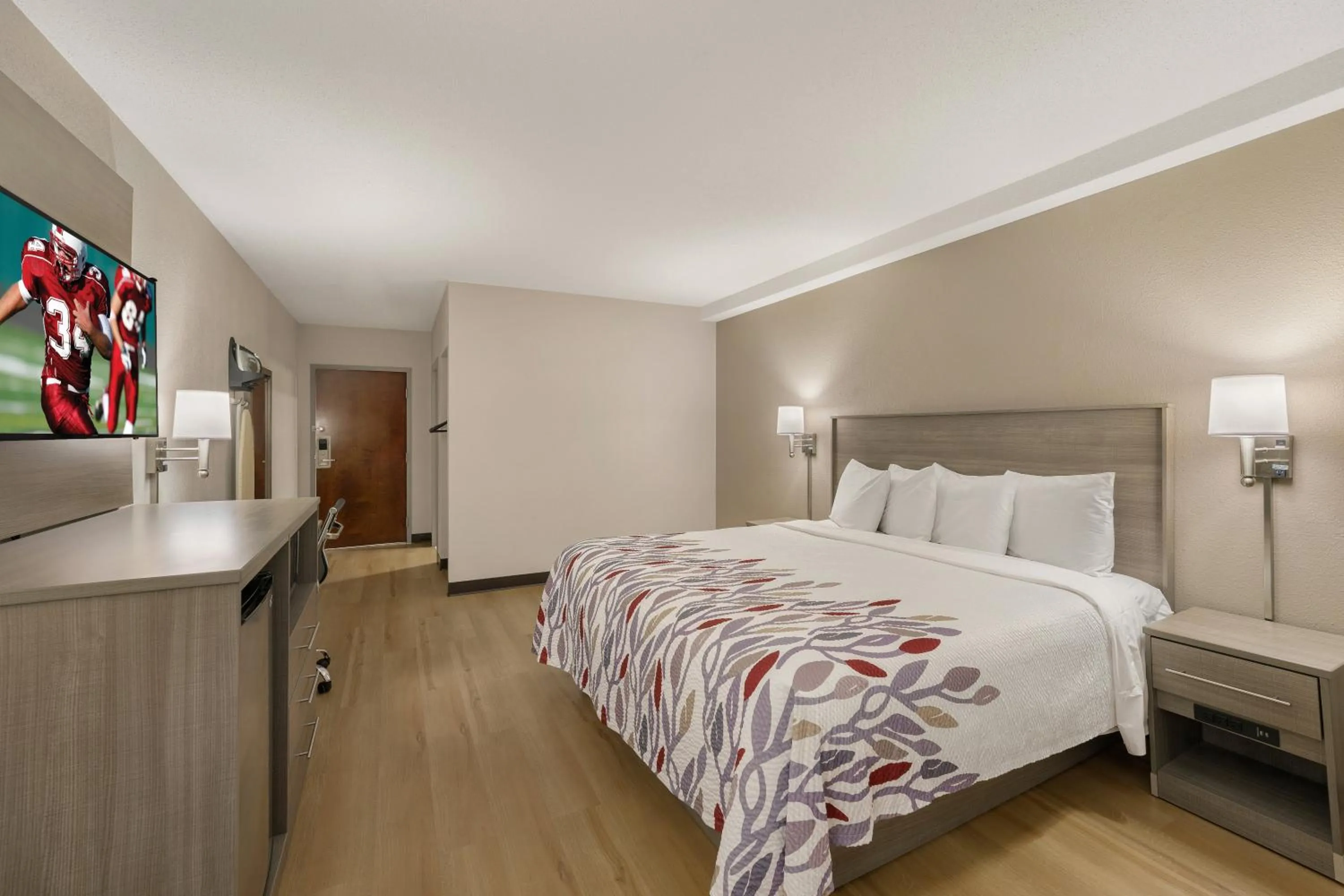 Bedroom, Bed in Red Roof Inn & Suites Newport - Middletown, RI