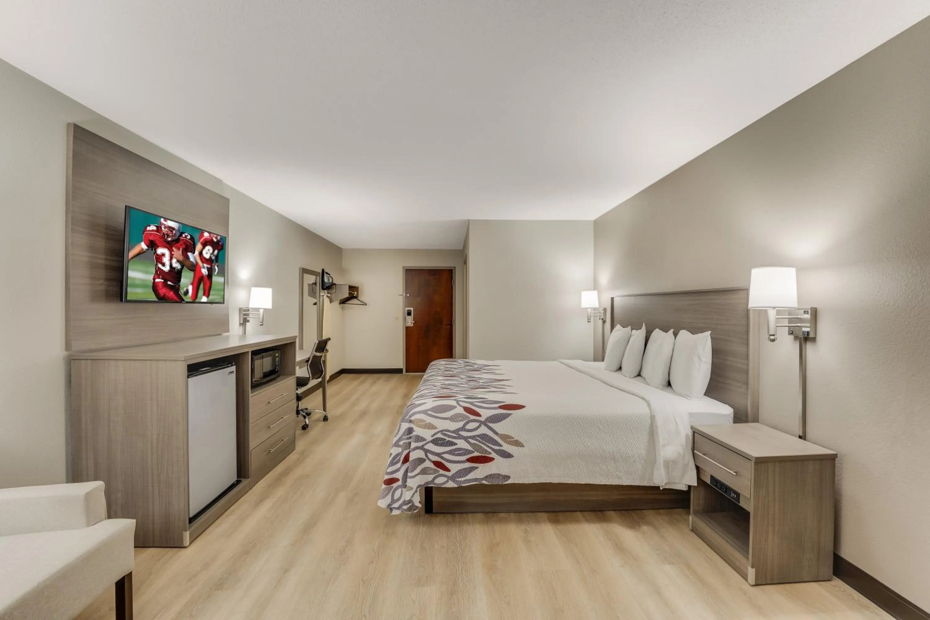 Bedroom, Bed in Red Roof Inn & Suites Newport - Middletown, RI