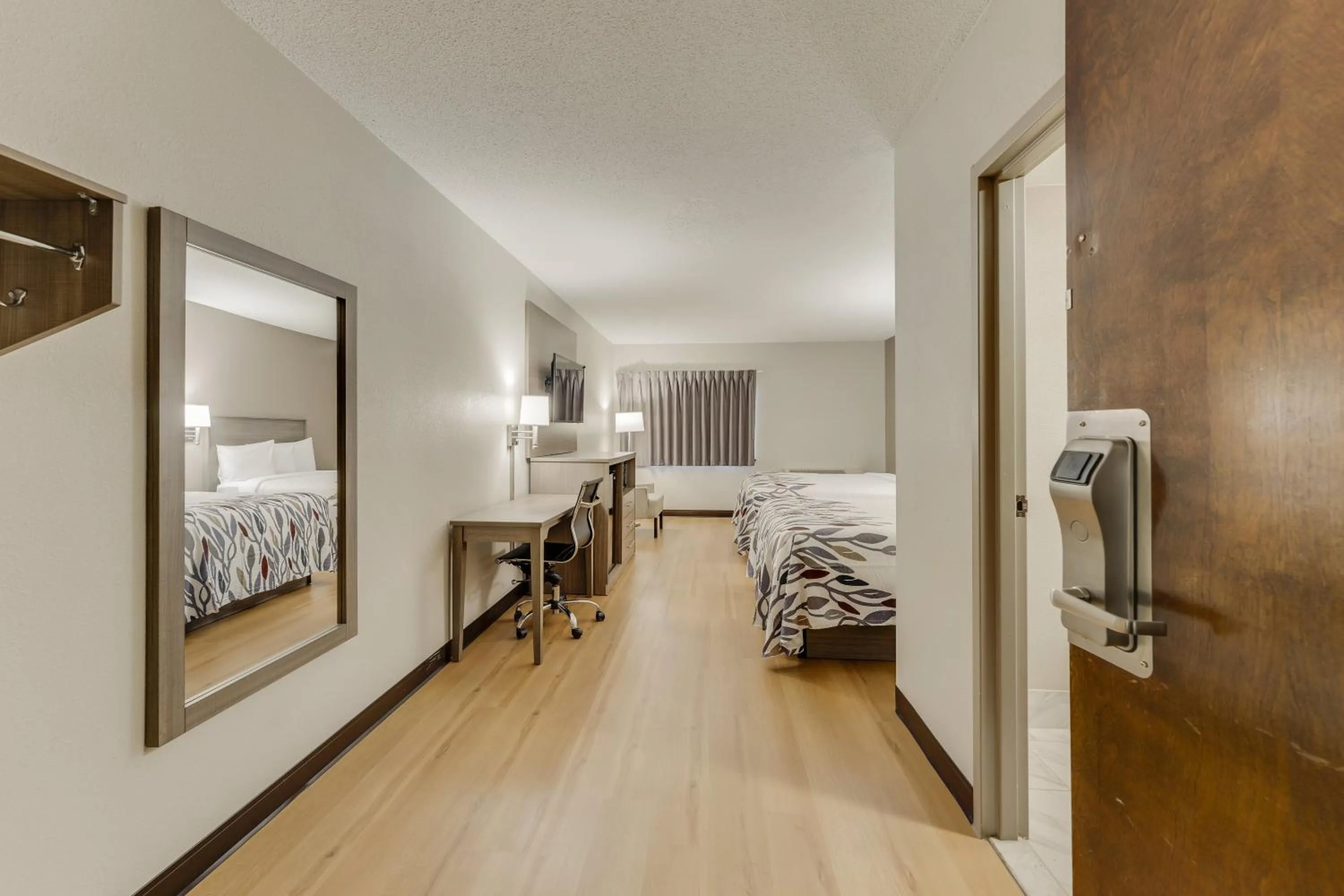 Bedroom, Bed in Red Roof Inn & Suites Newport - Middletown, RI