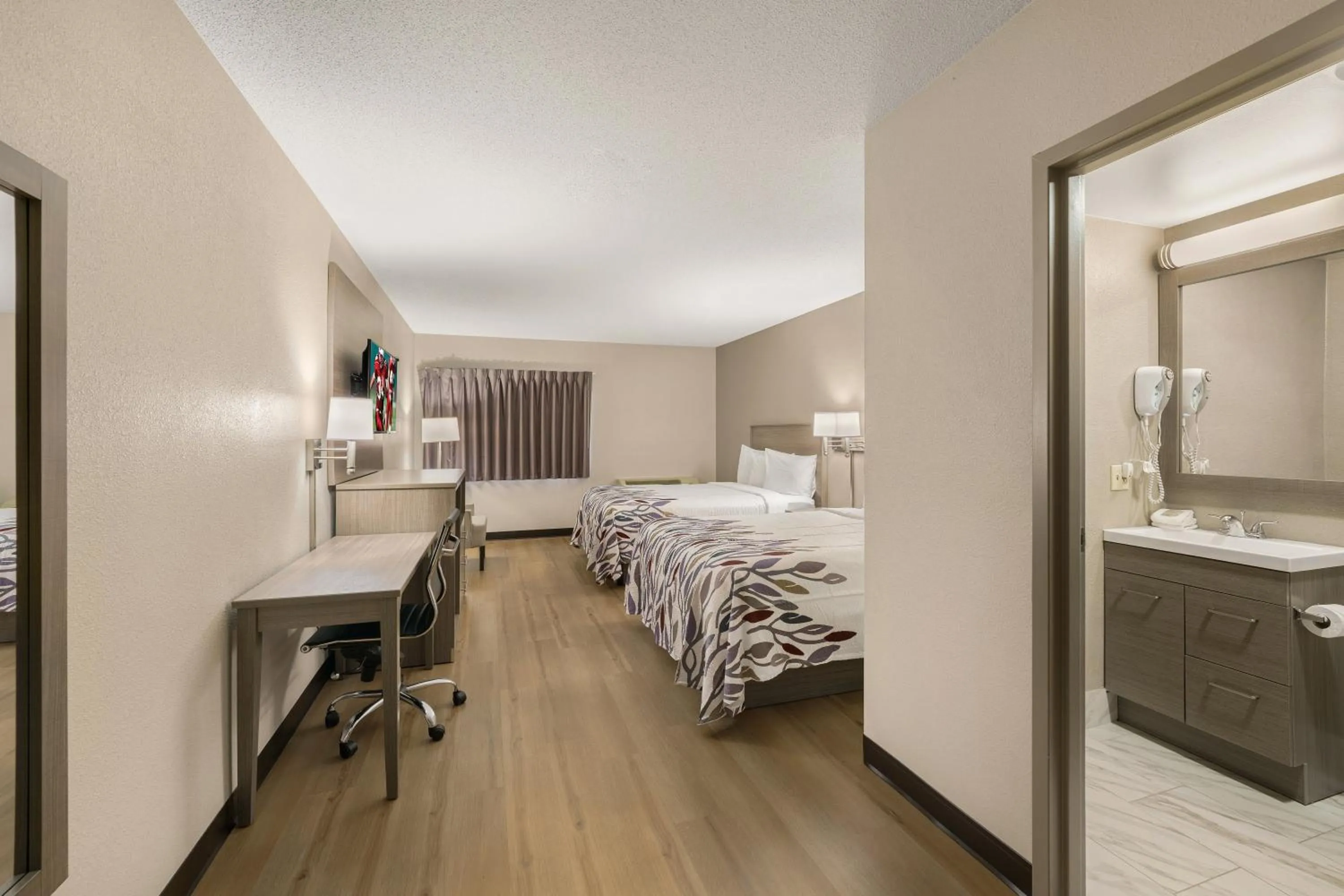 Bedroom, Bed in Red Roof Inn & Suites Newport - Middletown, RI