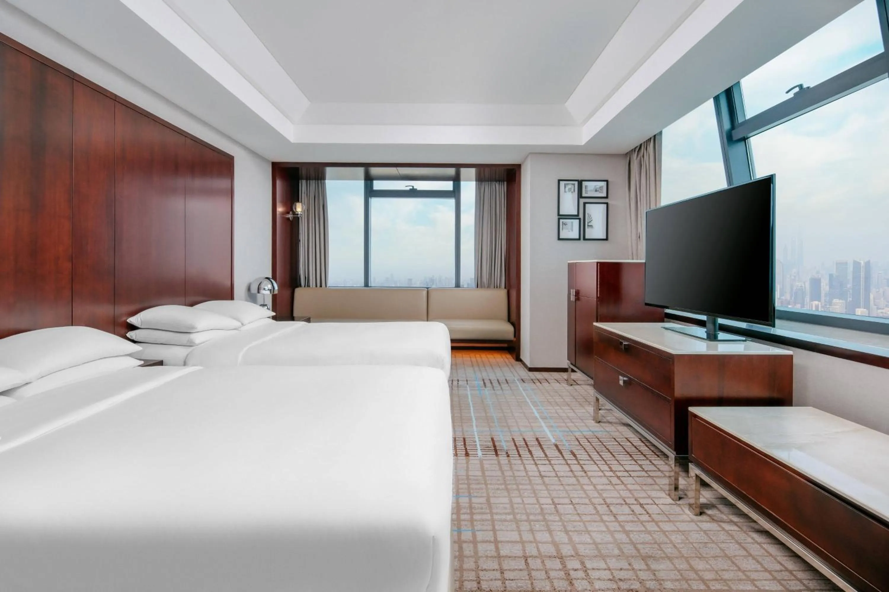Photo of the whole room, Bed in Renaissance Shanghai Zhongshan Park Hotel
