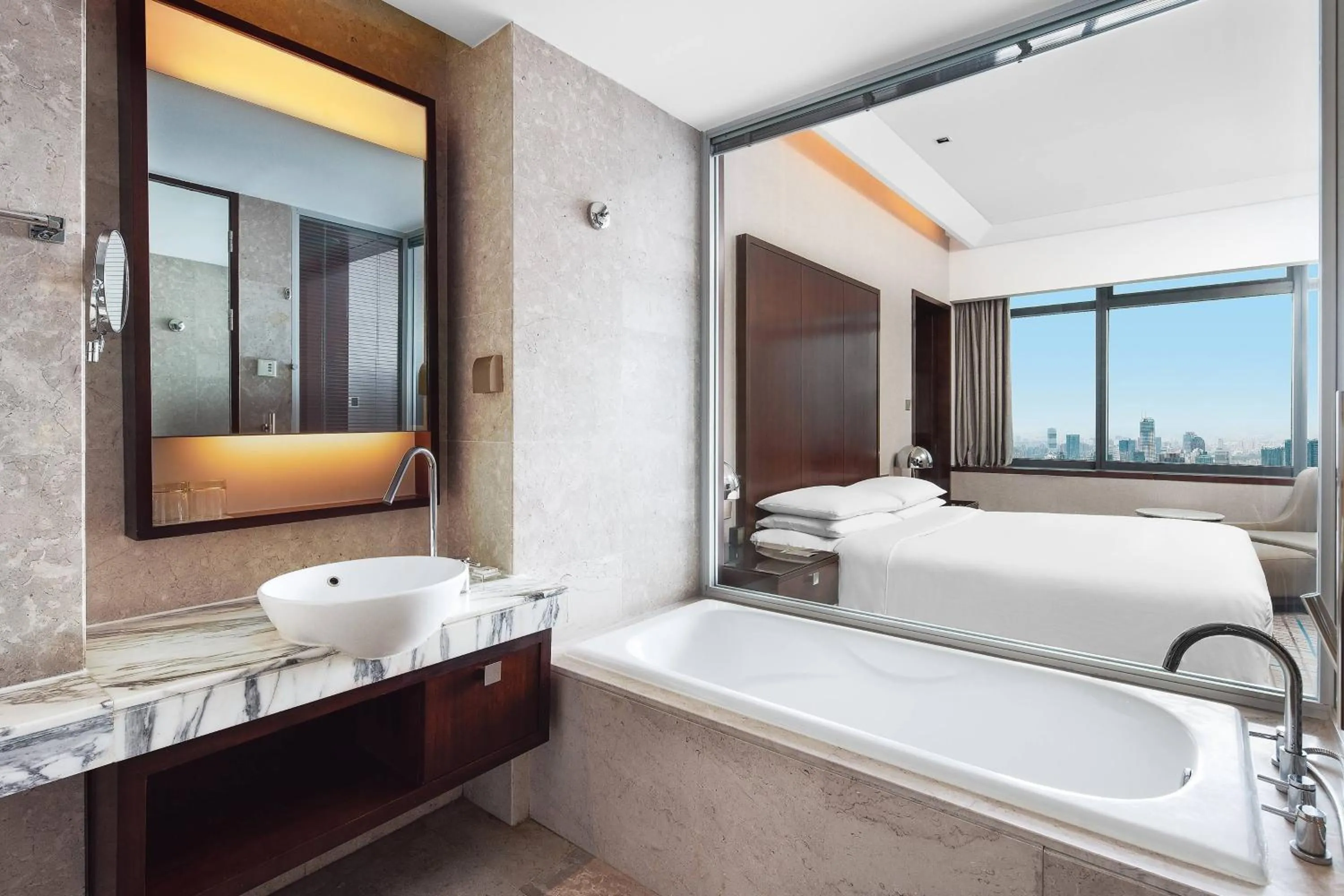 Bathroom, Bed in Renaissance Shanghai Zhongshan Park Hotel