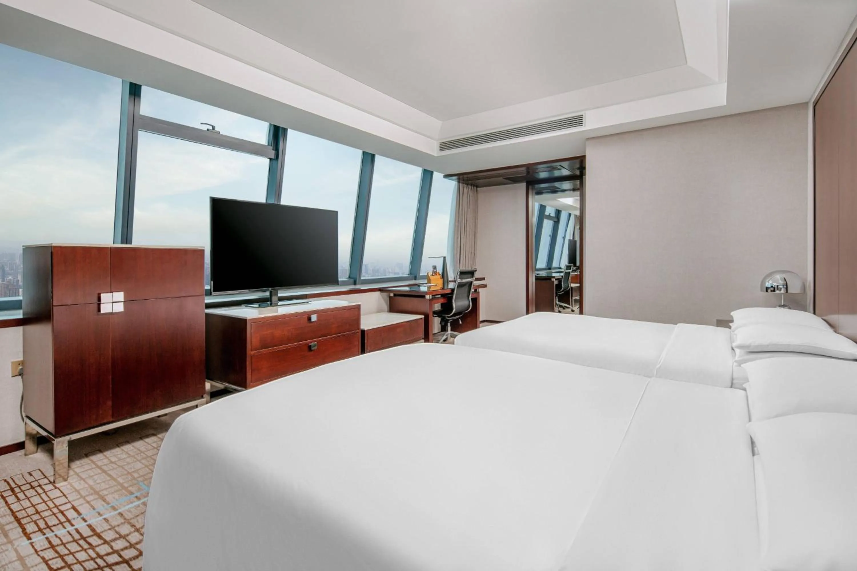 Photo of the whole room, Bed in Renaissance Shanghai Zhongshan Park Hotel