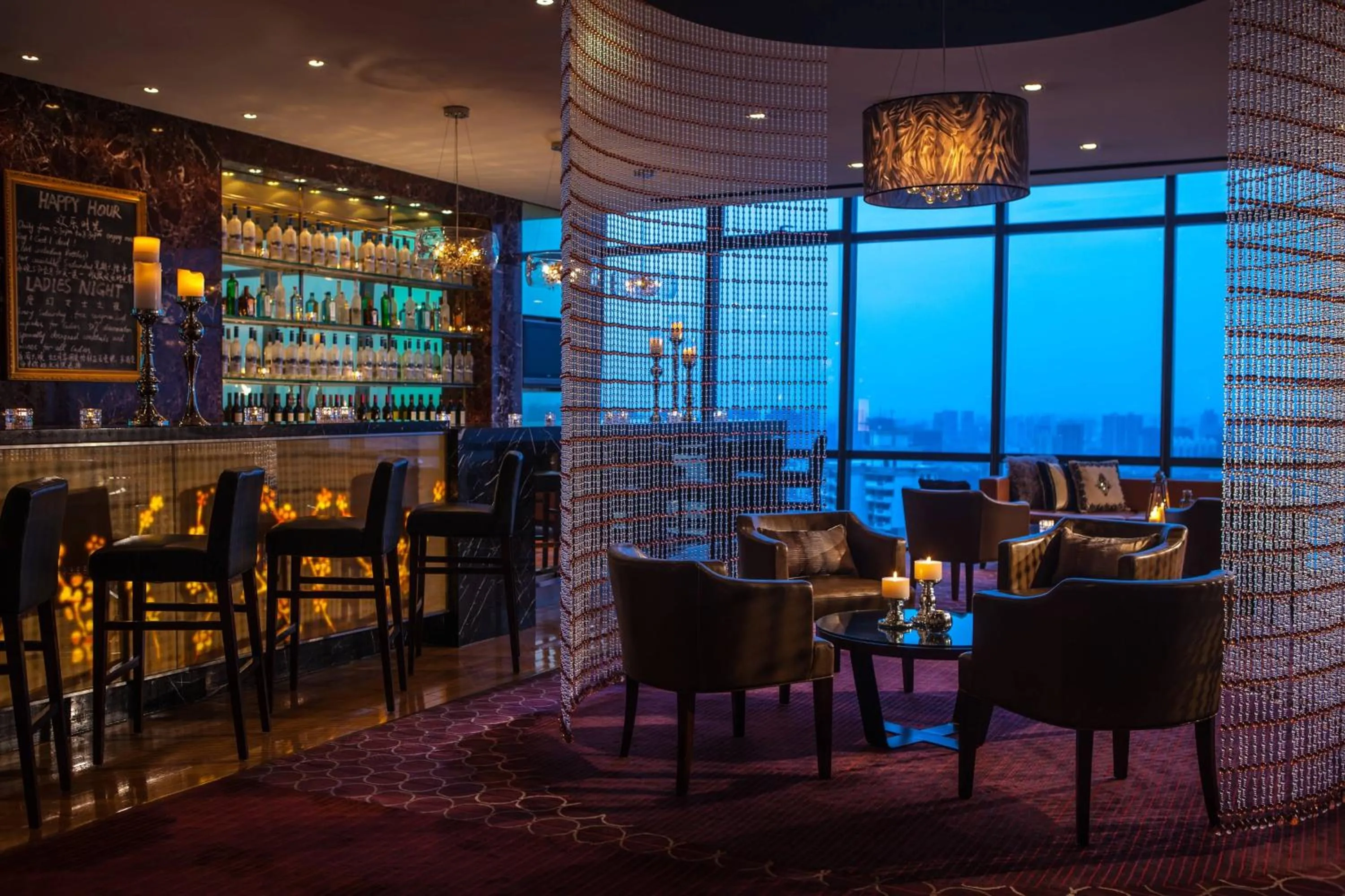 Lounge or bar in Renaissance Shanghai Zhongshan Park Hotel