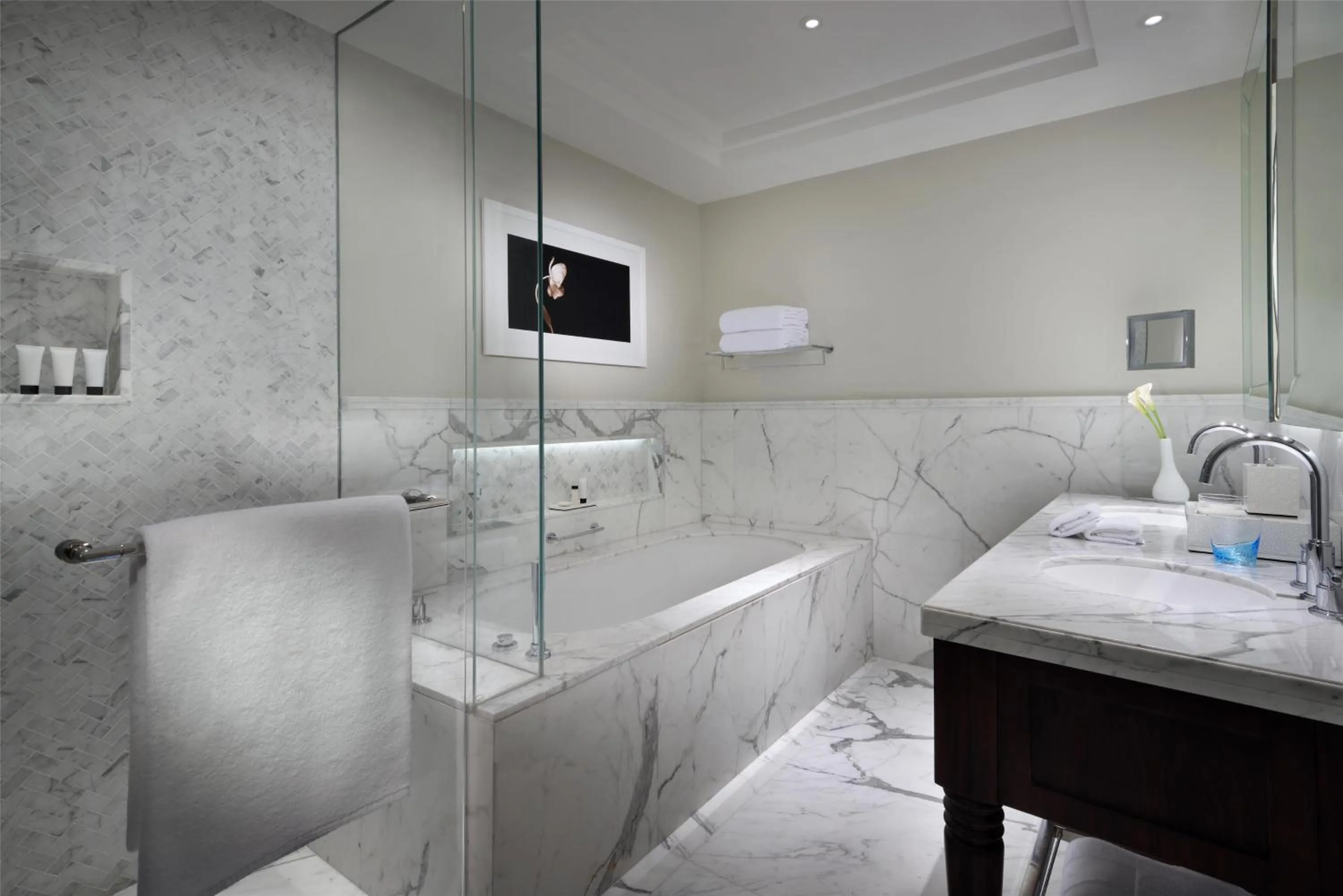 Bedroom, Bed in Kempinski The Boulevard Dubai