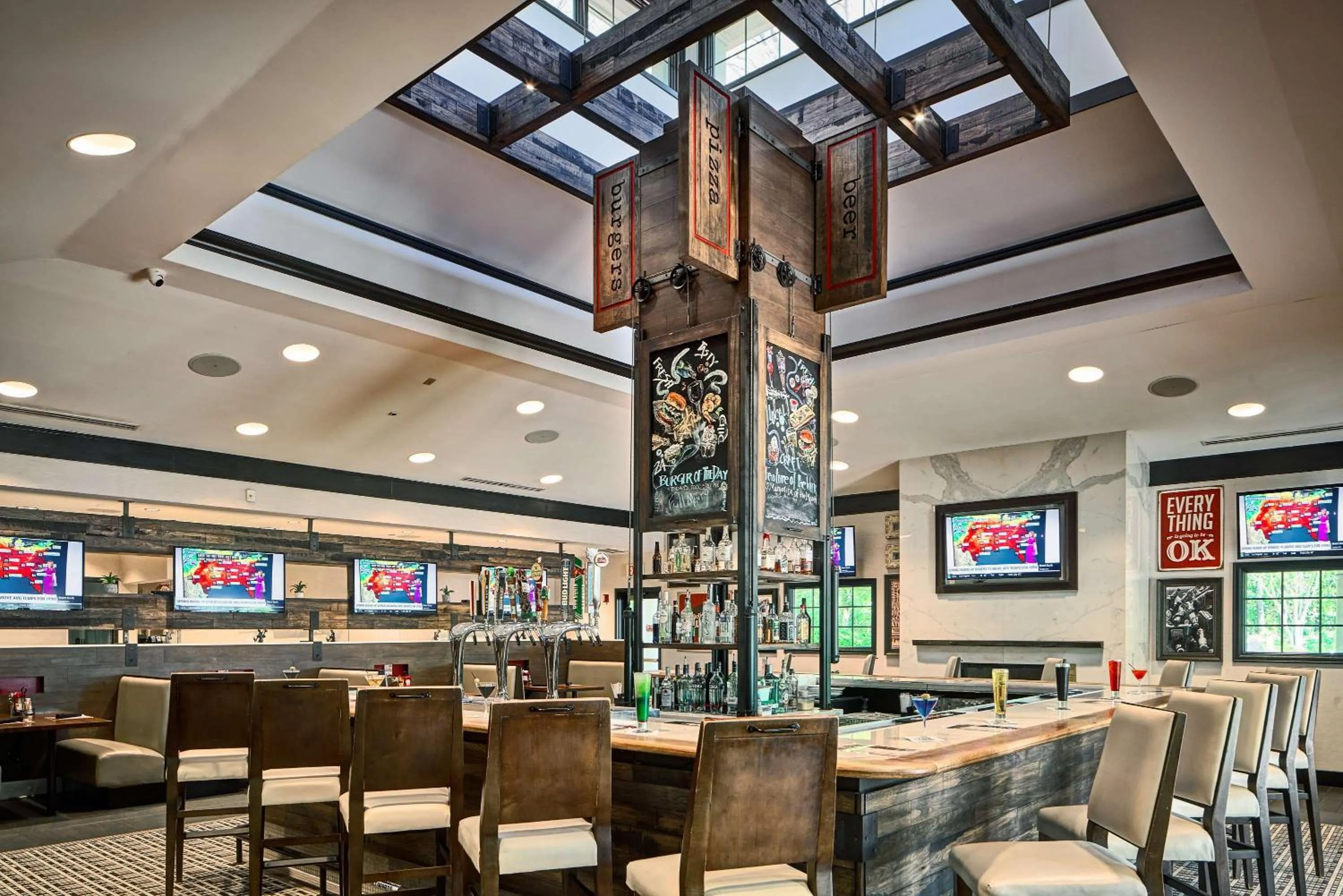 Lounge or bar in Sonesta Atlanta Airport South