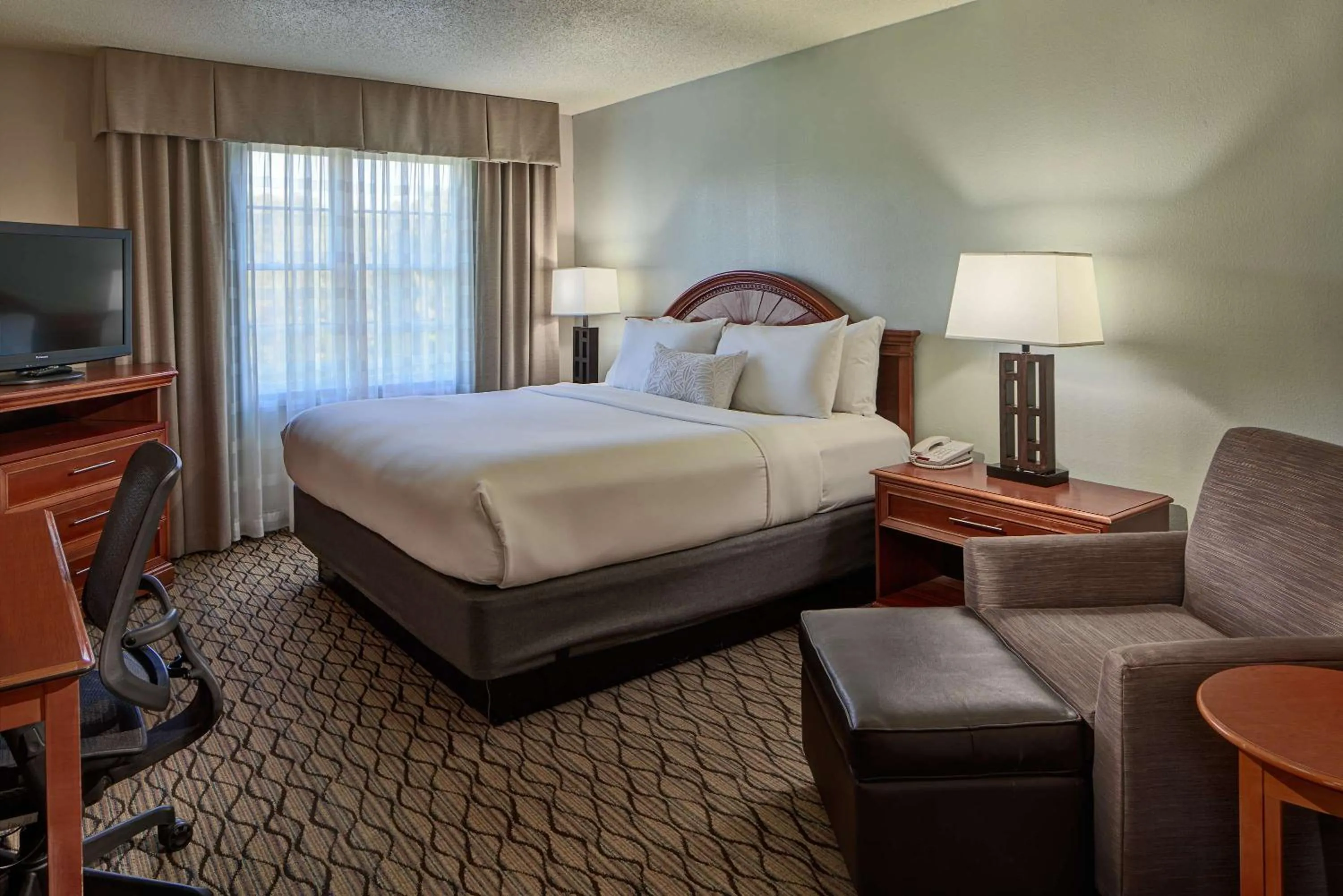 Bedroom, Bed in Sonesta Atlanta Airport South