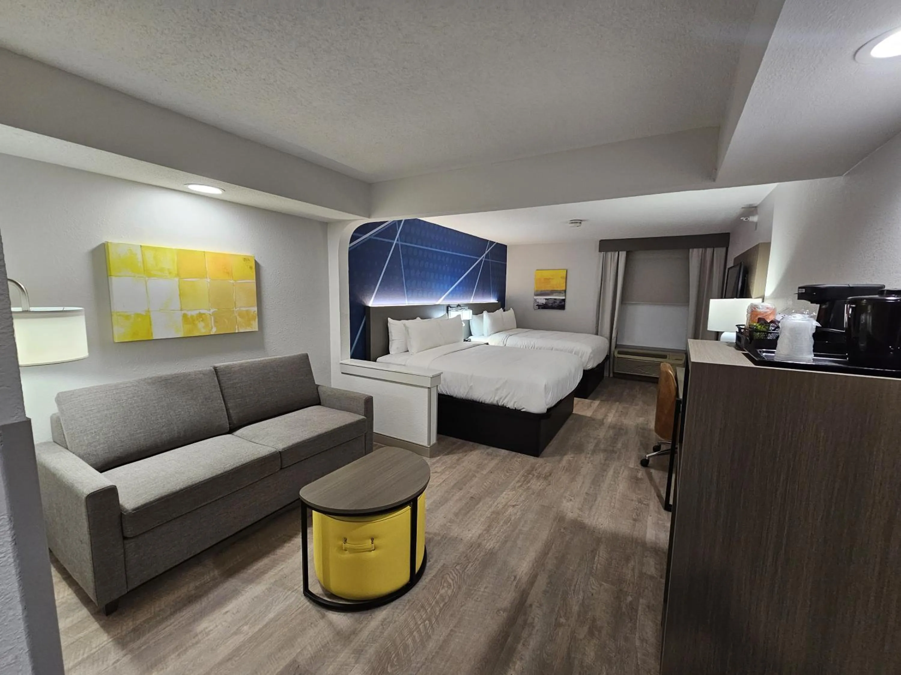 Photo of the whole room, Bed in Comfort Inn & Suites