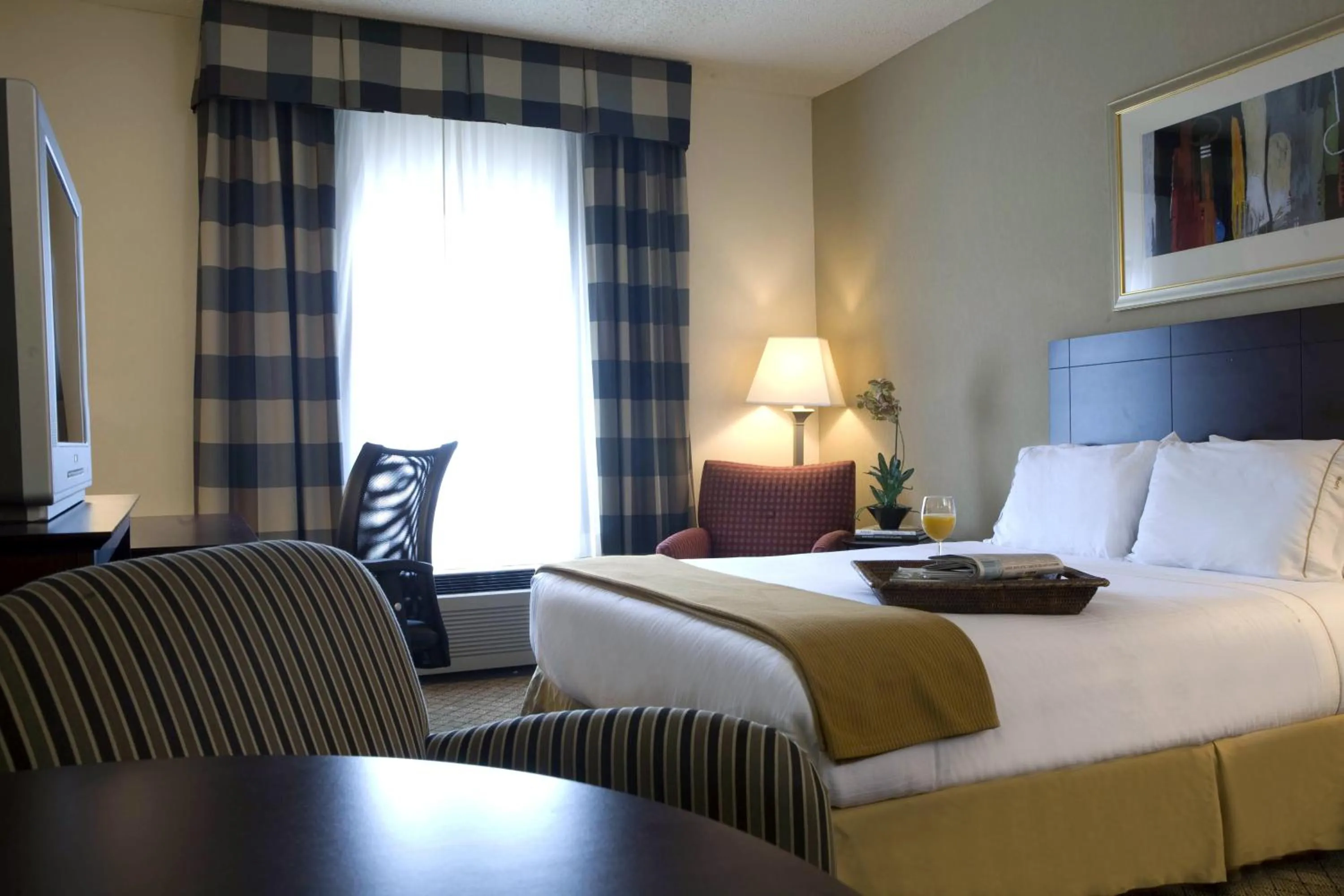 Photo of the whole room, Bed in Holiday Inn Express Hotel & Suites - Atlanta/Emory University Area by IHG